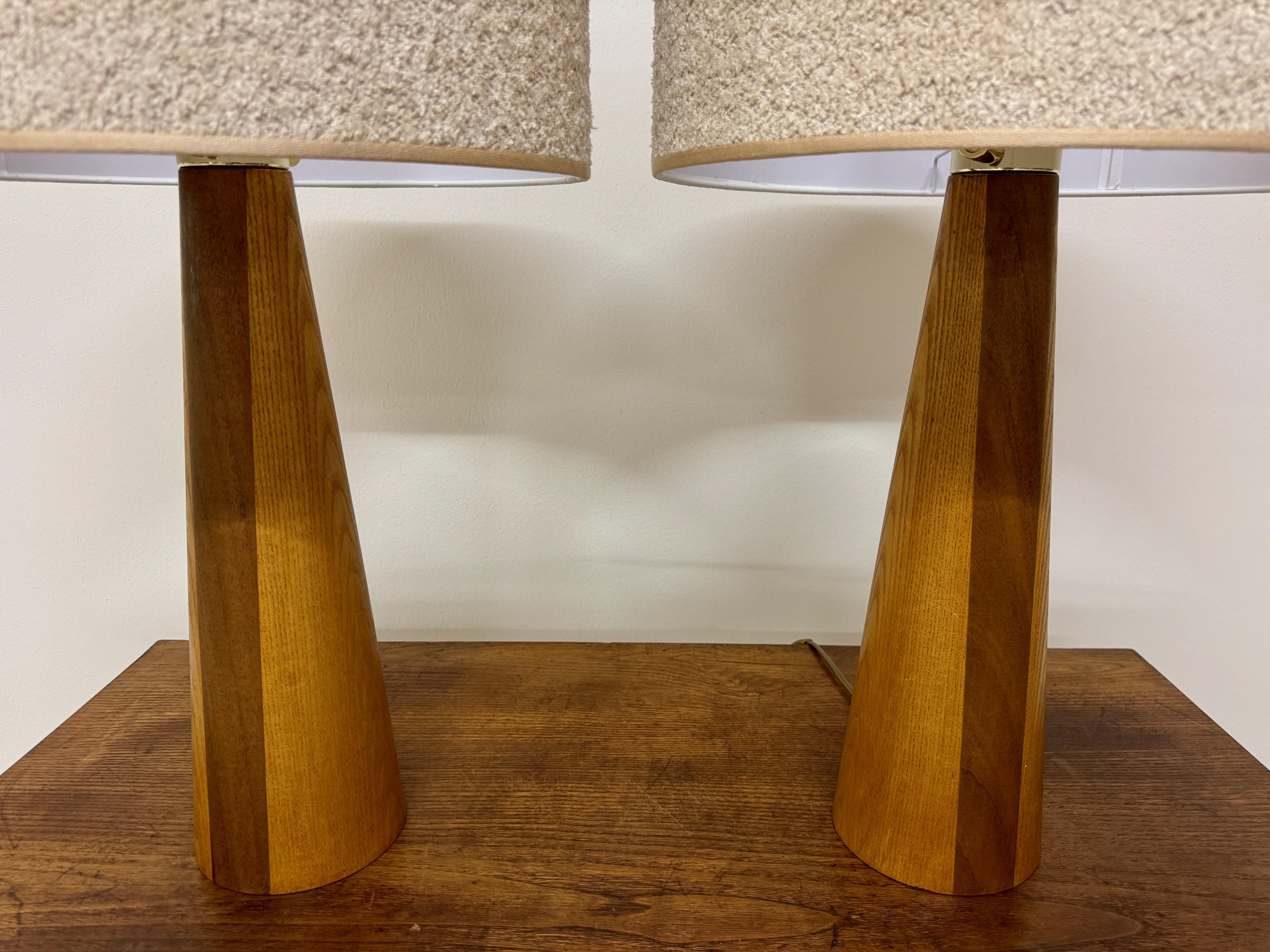 Paire de lampes de table italiennes coniques en bois en vente 2