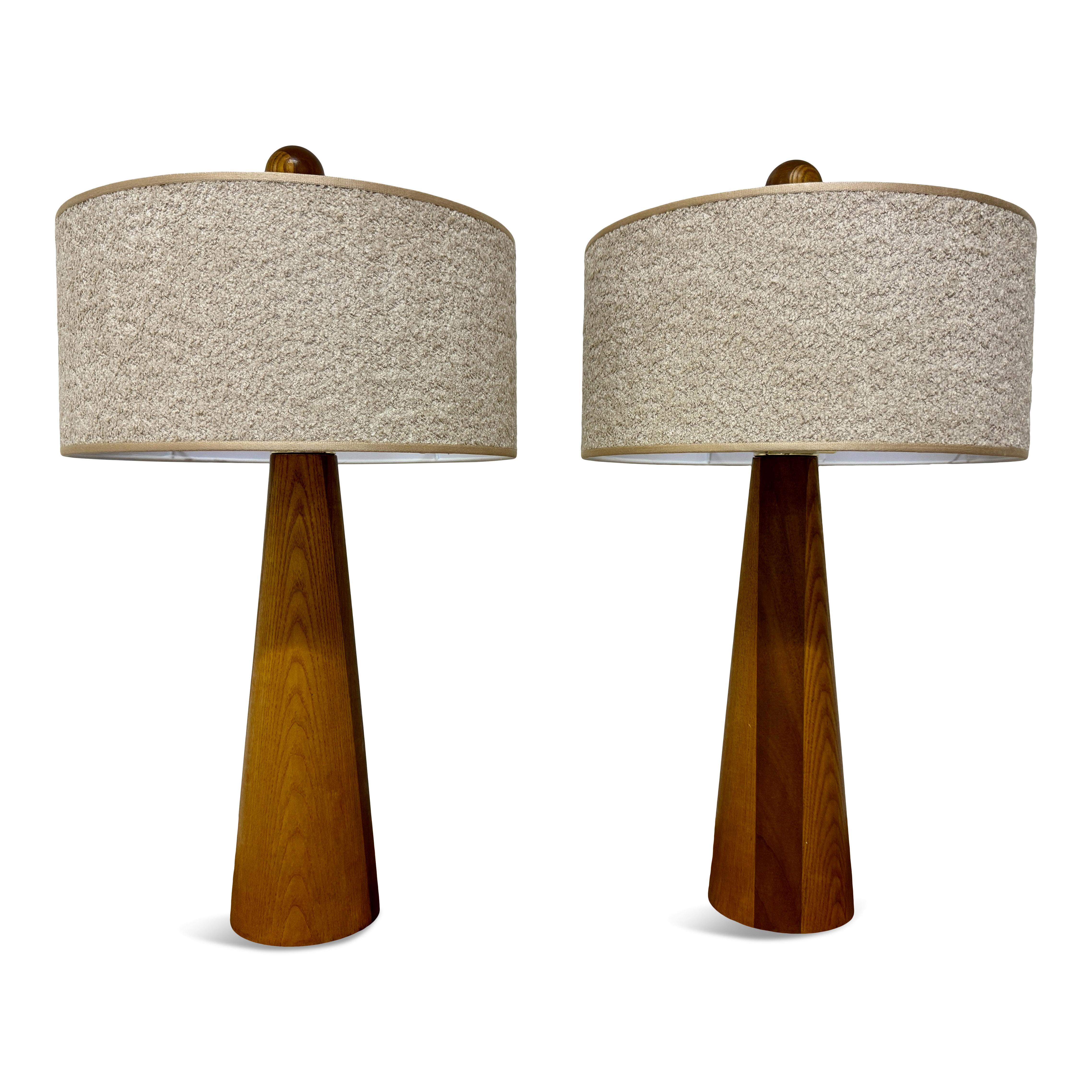 Paire de lampes de table italiennes coniques en bois en vente 3