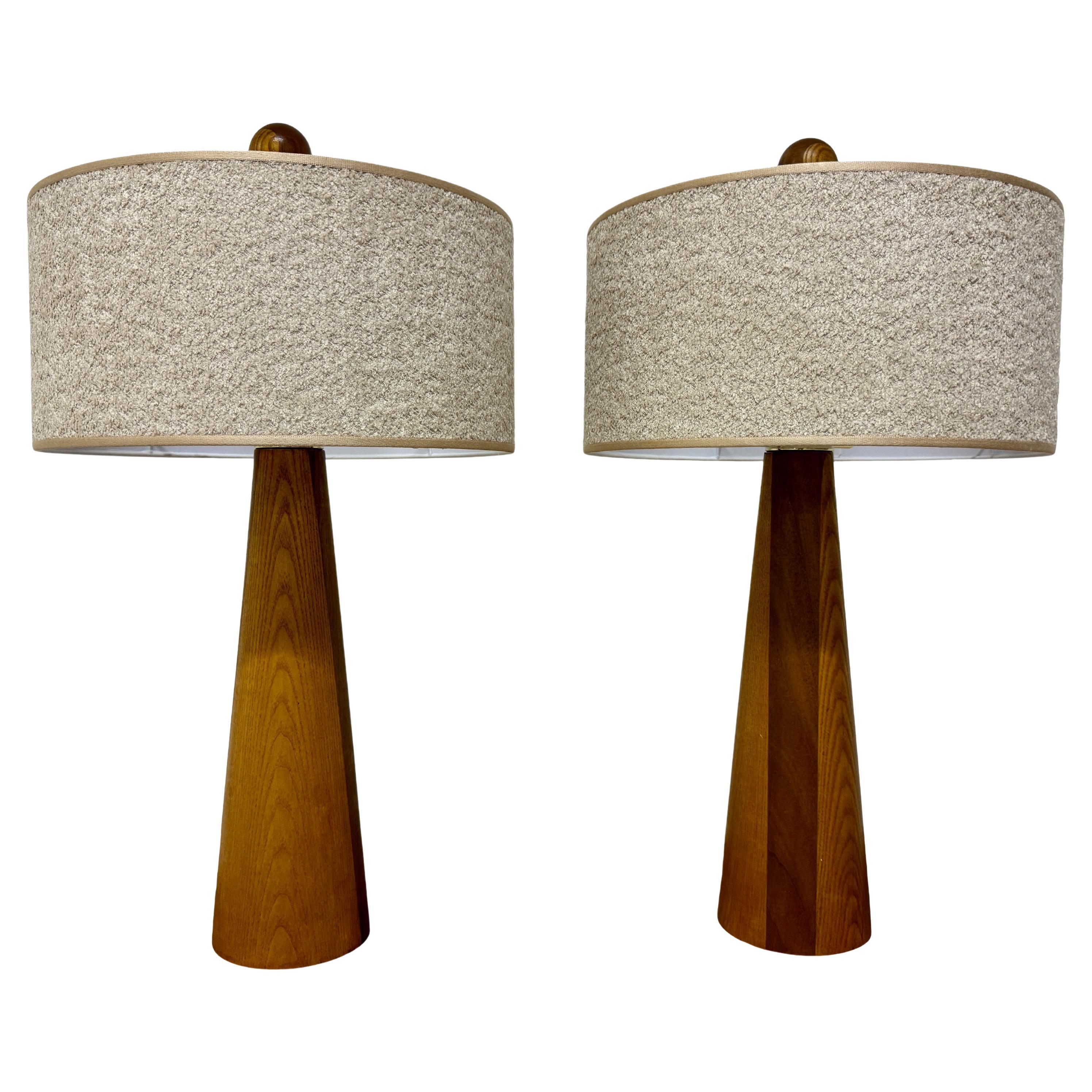 Coppia di lampade da tavolo italiane coniche in legno