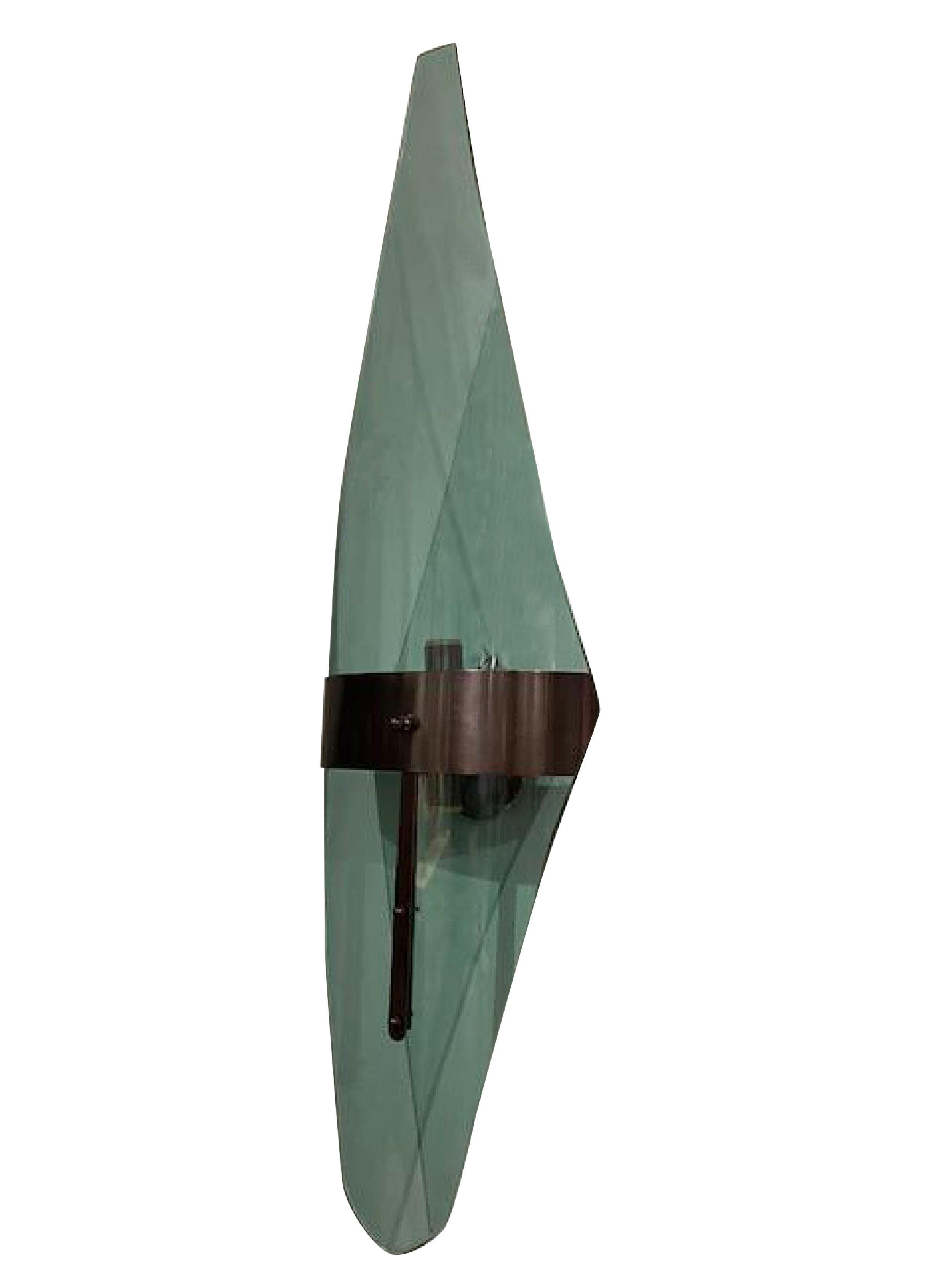 PAR de apliques italianos (finales del siglo XX) de cristal verde estilo Fontana Arte con una gran forma de diamante vertical y una banda de bronce centrada en la cara. (PRECIO POR PAR)