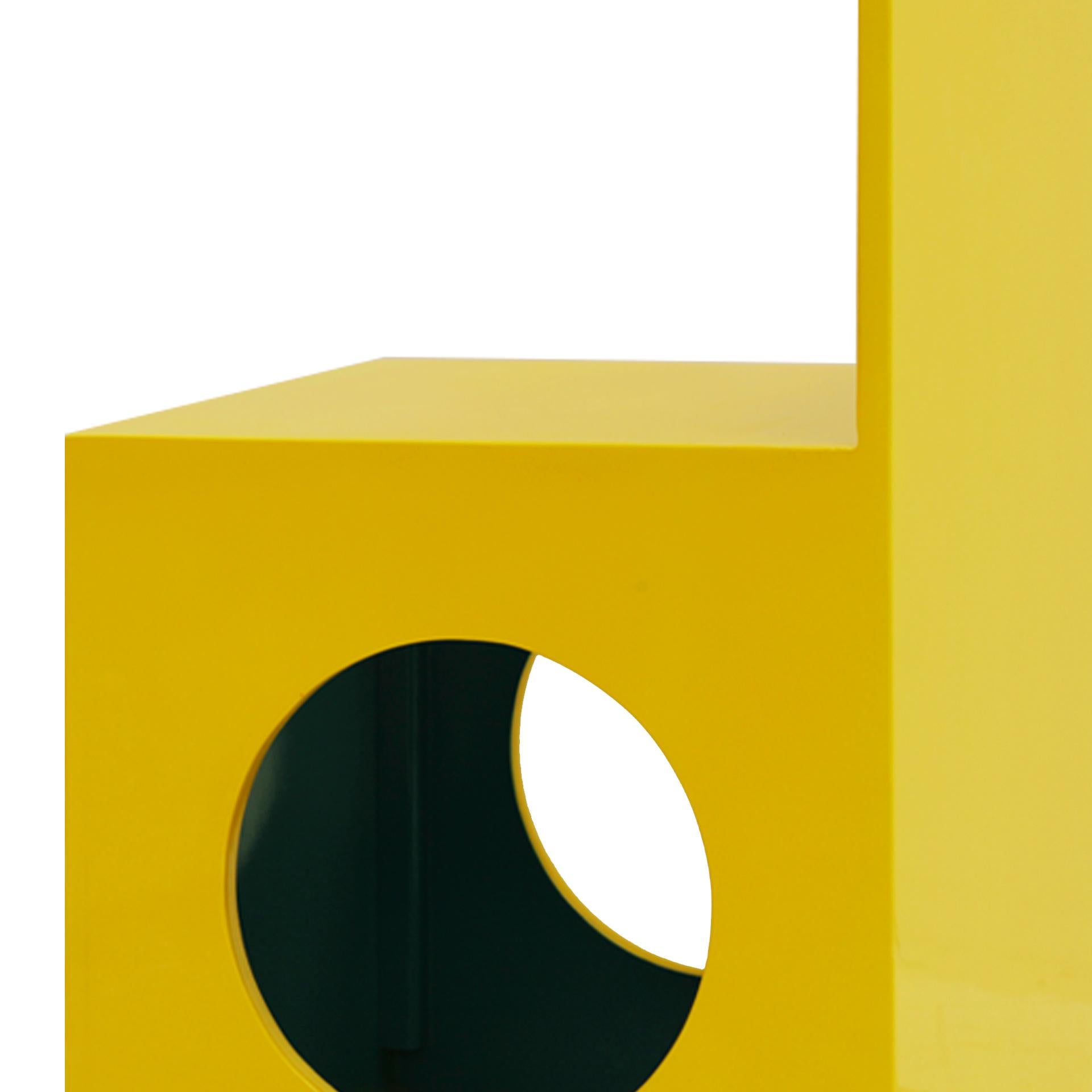 Zwei zeitgenössische italienische gelb lackierte, lackierte Stühle aus Holz im Angebot 1