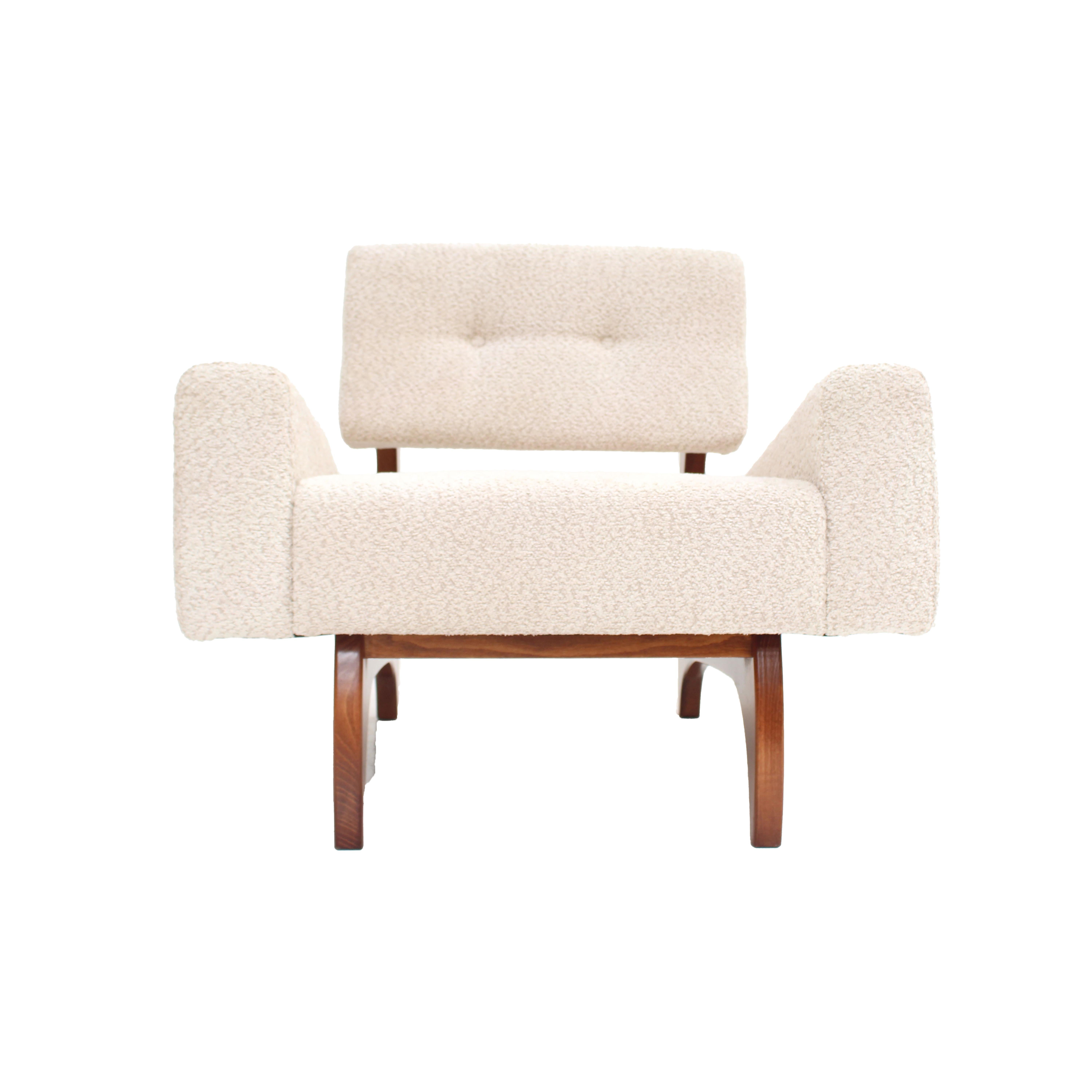 Pair of Italian Contemporary Walnut Armchairs with White Bouclé Upholstery For Sale 7