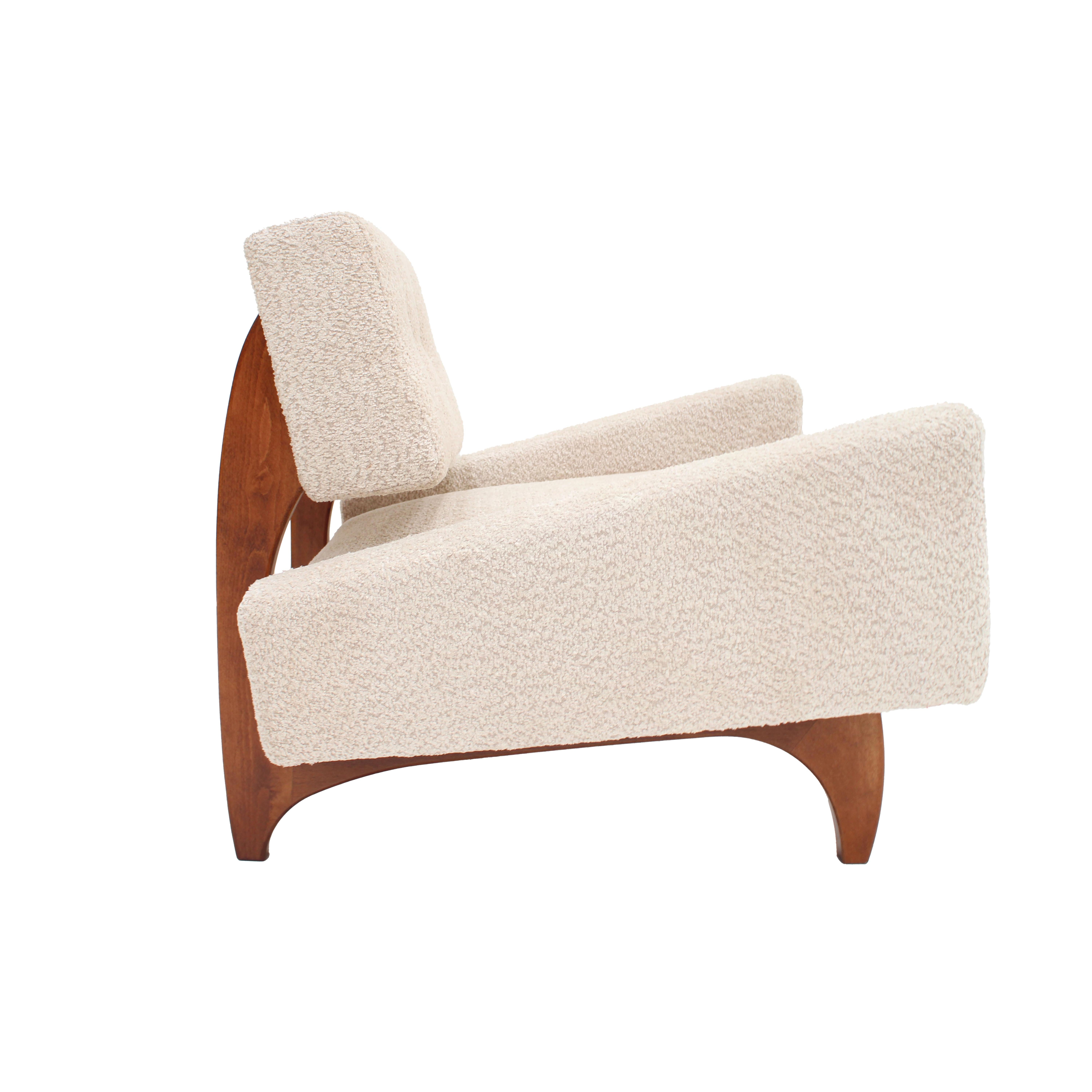 Pair of Italian Contemporary Walnut Armchairs with White Bouclé Upholstery In Good Condition For Sale In Ibiza, Spain