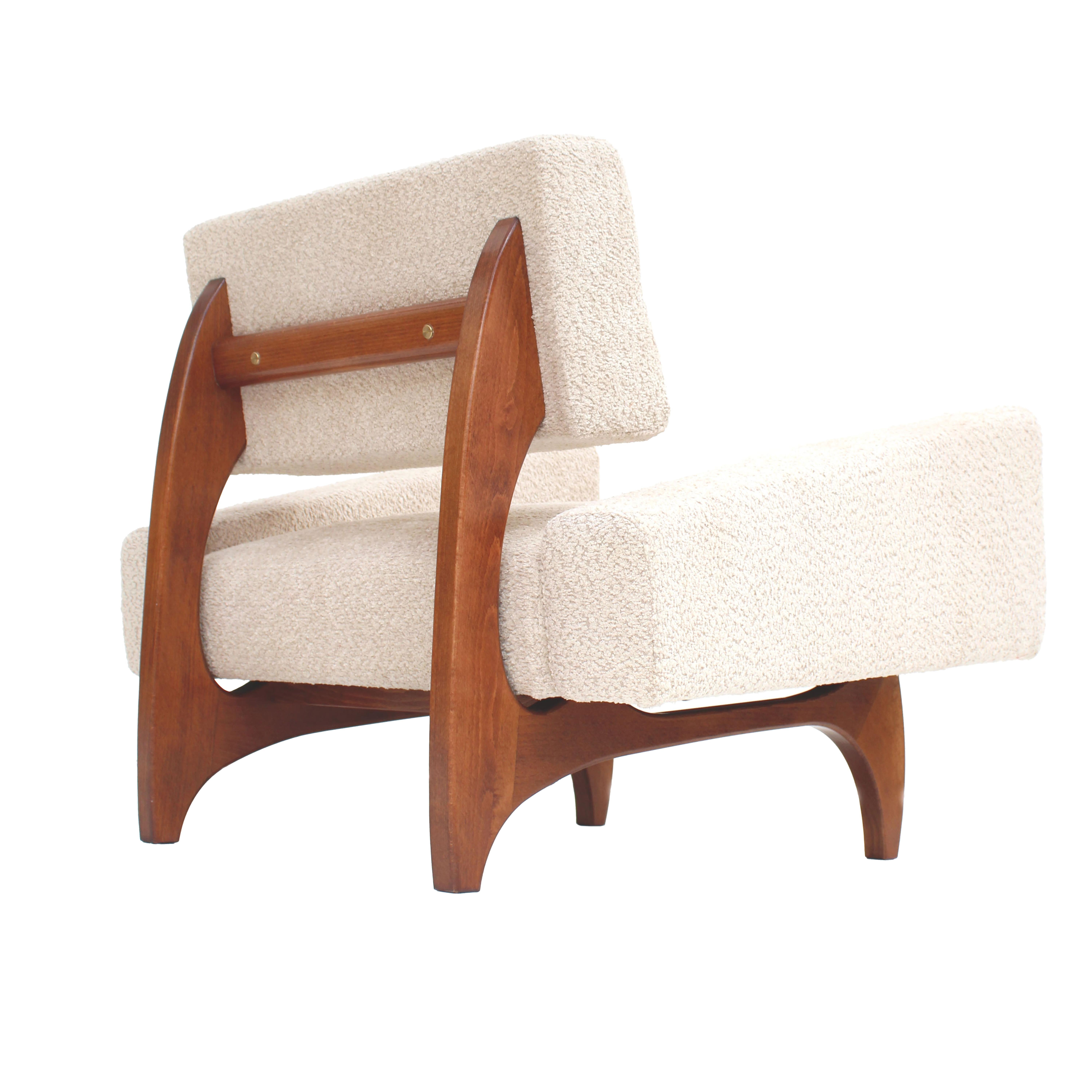 Pair of Italian Contemporary Walnut Armchairs with White Bouclé Upholstery For Sale 1