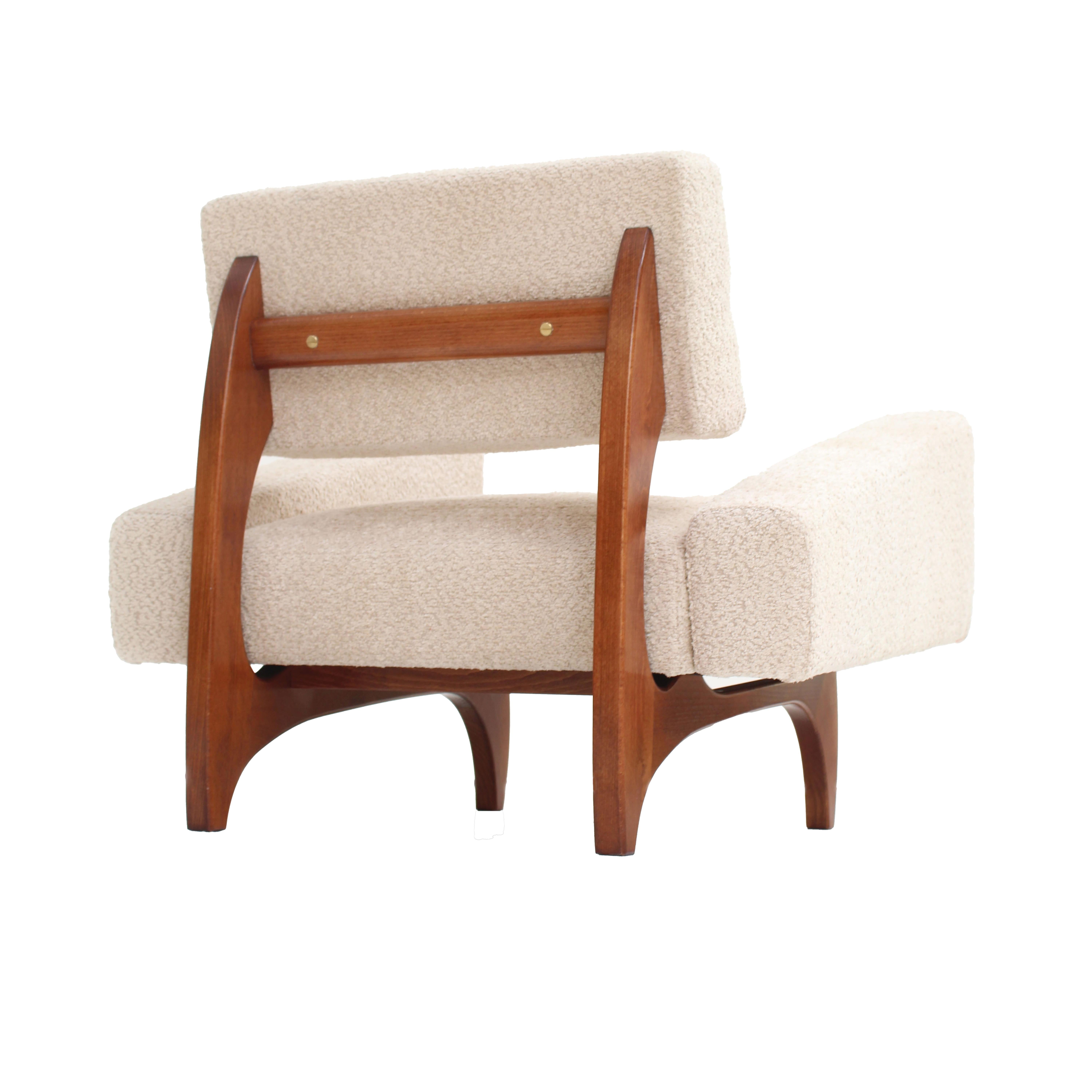 Pair of Italian Contemporary Walnut Armchairs with White Bouclé Upholstery For Sale 2