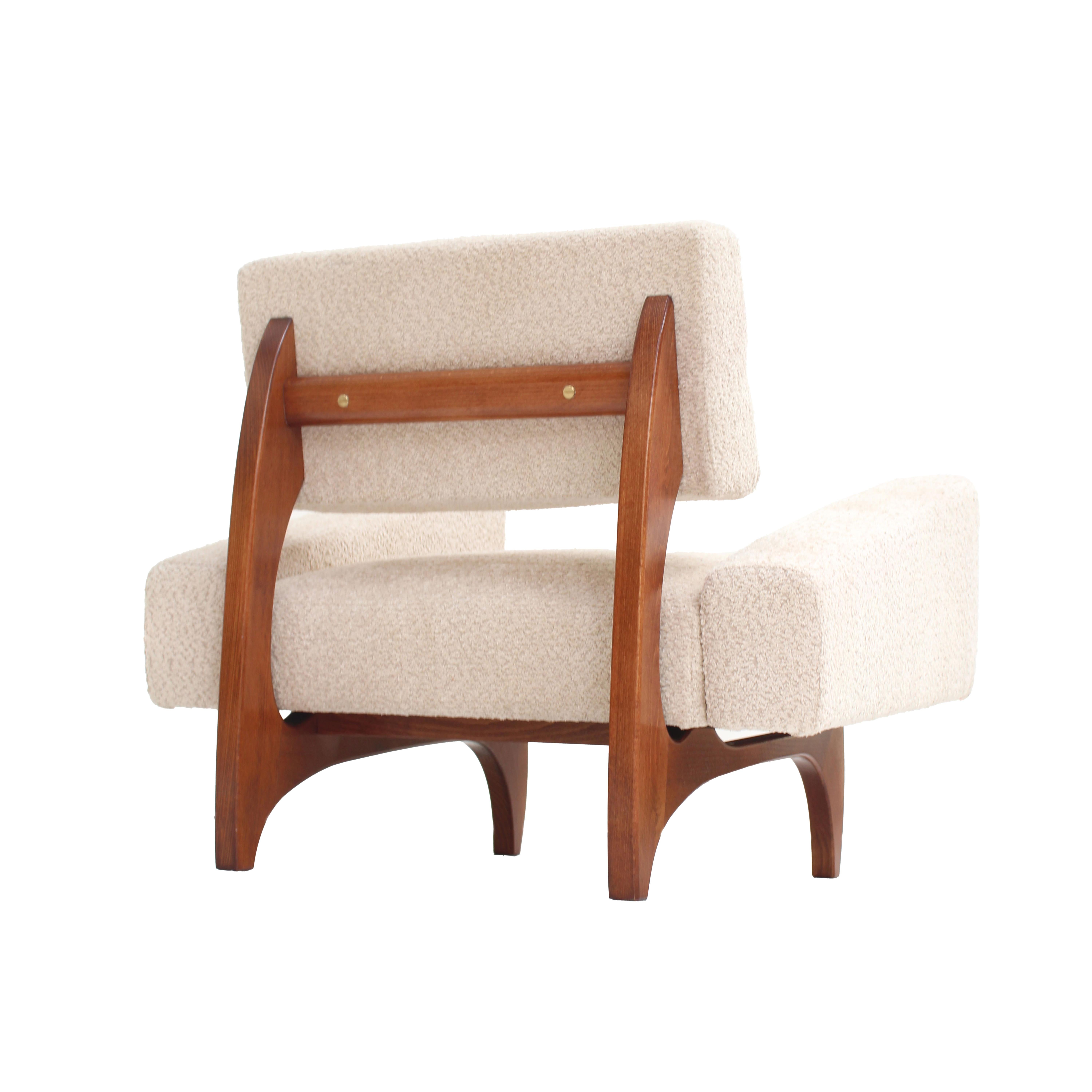 Pair of Italian Contemporary Walnut Armchairs with White Bouclé Upholstery For Sale 3