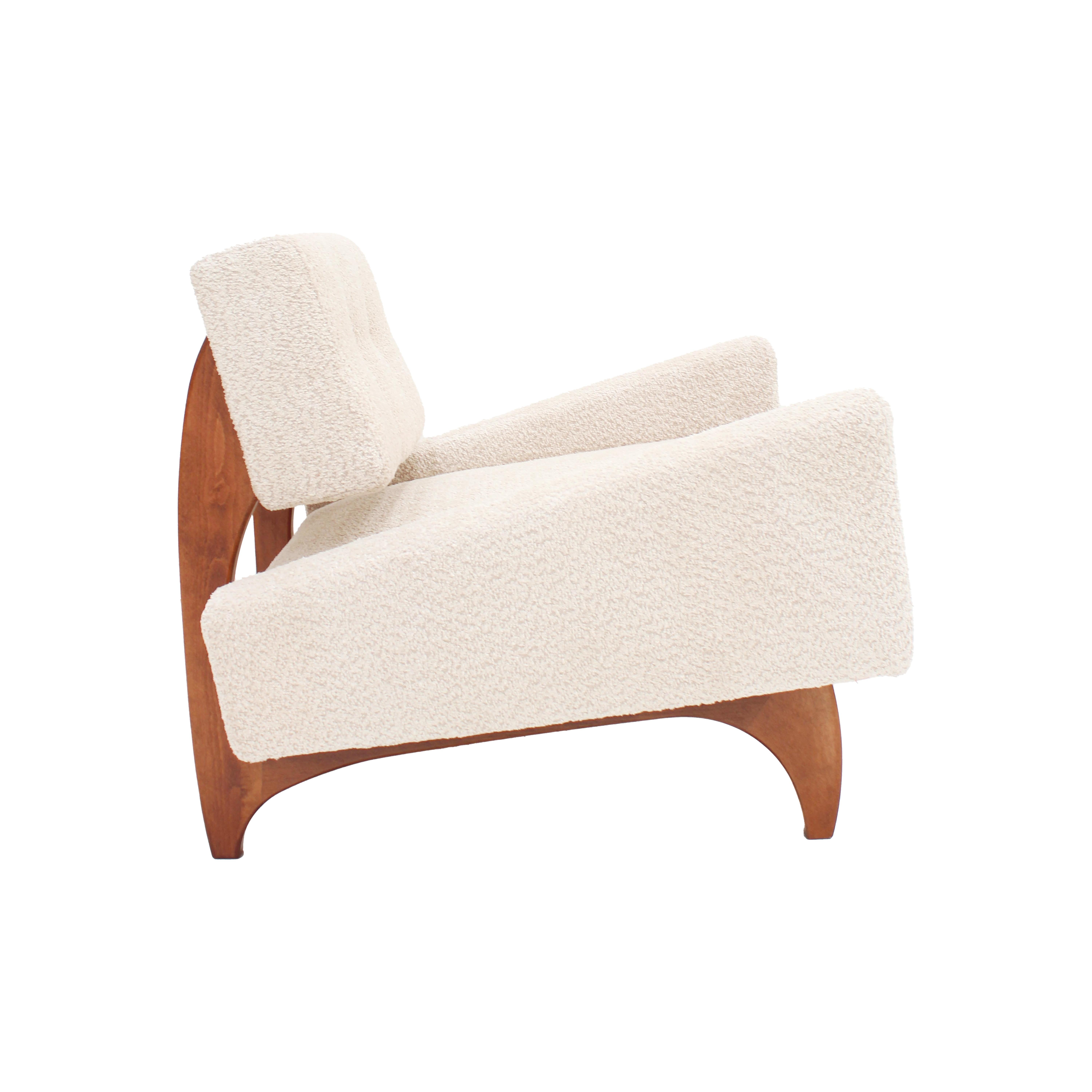 Pair of Italian Contemporary Walnut Armchairs with White Bouclé Upholstery For Sale 5