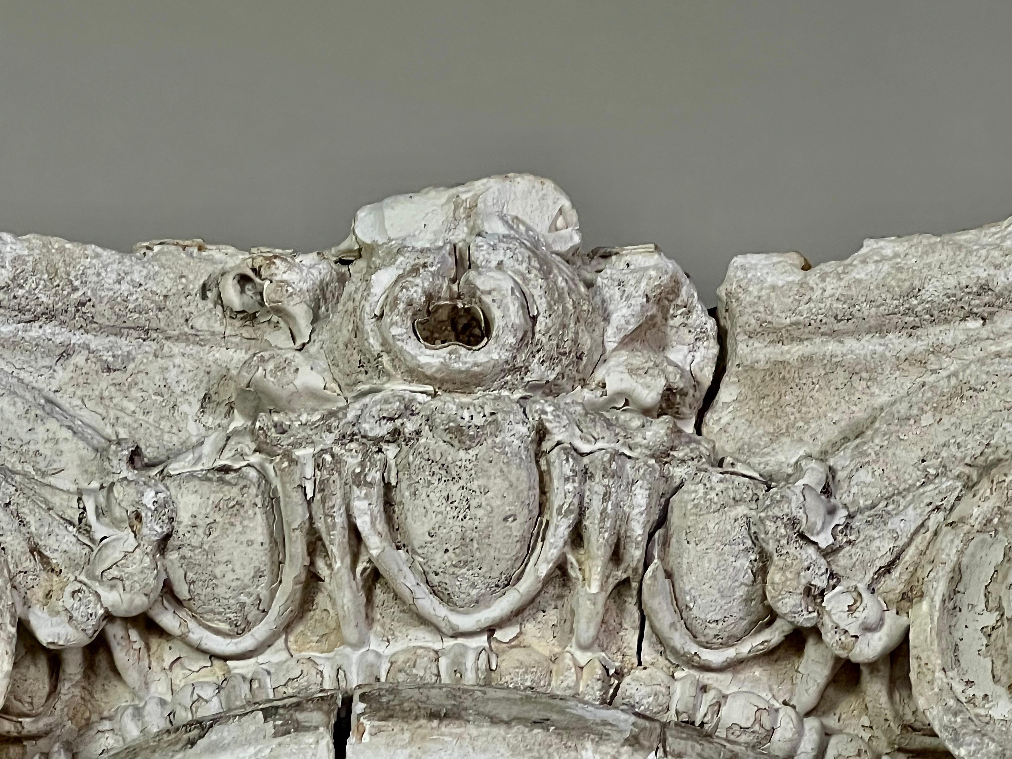 Paire de chapiteaux corinthiens italiens reposant sur des colonnes monumentales2 ensembles Availabe en vente 7