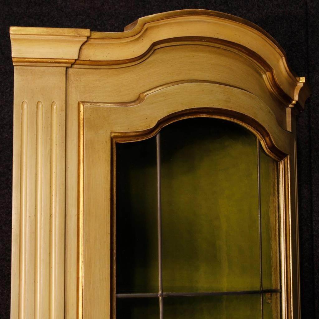 Pair of Italian Corner Cupboards in Lacquered and Gilt Wood in Louis XVI Style  In Good Condition In Vicoforte, Piedmont