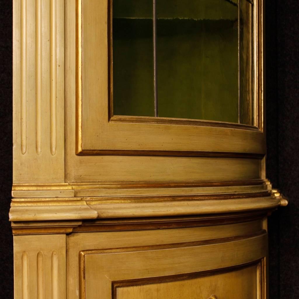20th Century Pair of Italian Corner Cupboards in Lacquered and Gilt Wood in Louis XVI Style 