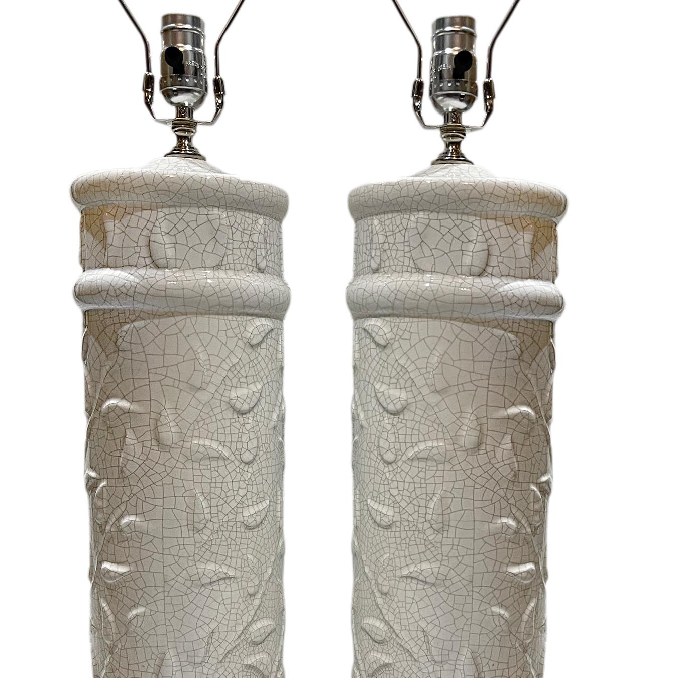 Pareja de lámparas italianas de porcelana blanca craquelada Italiano en venta
