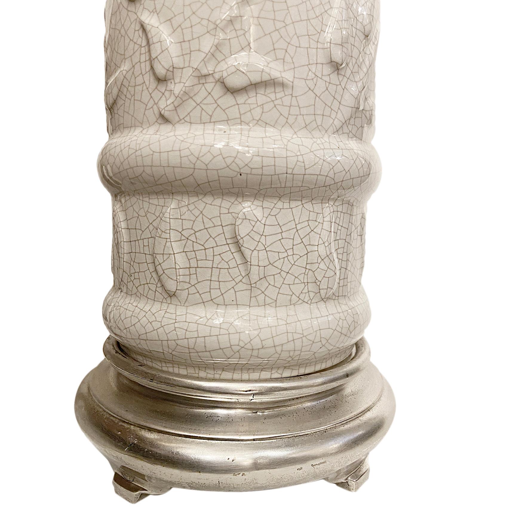 Pareja de lámparas italianas de porcelana blanca craquelada en Bueno estado para la venta en New York, NY