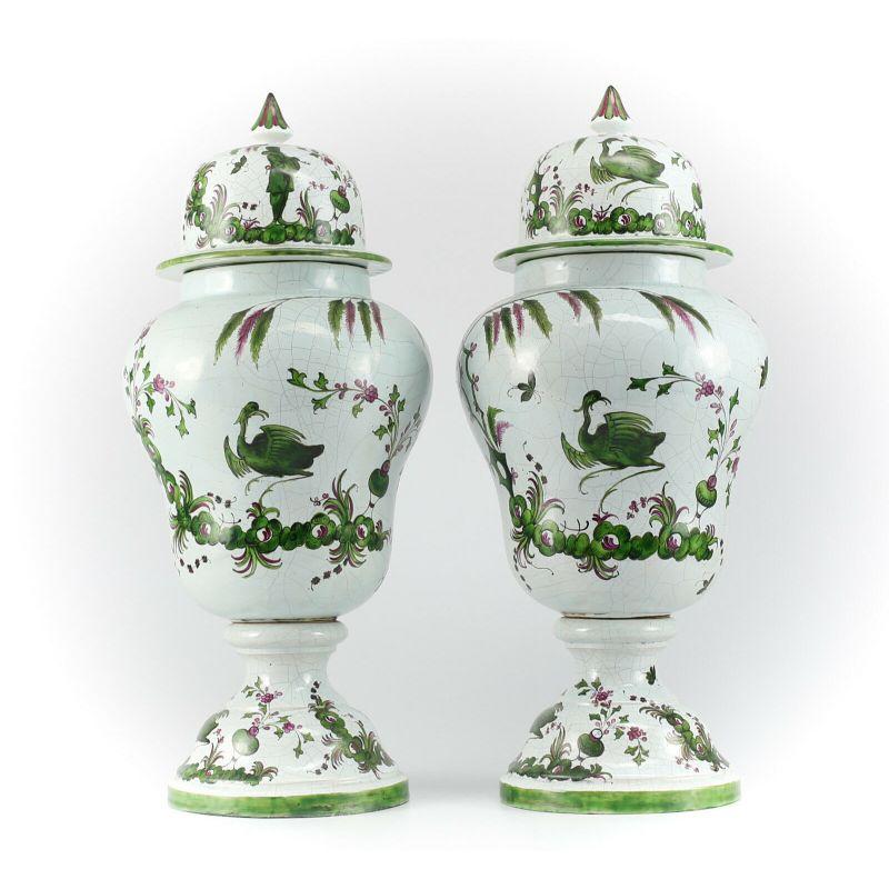 Peint à la main Paire d'urnes à couvercle en céramique craquelure italienne, peintes à la main et à motifs floraux en vente
