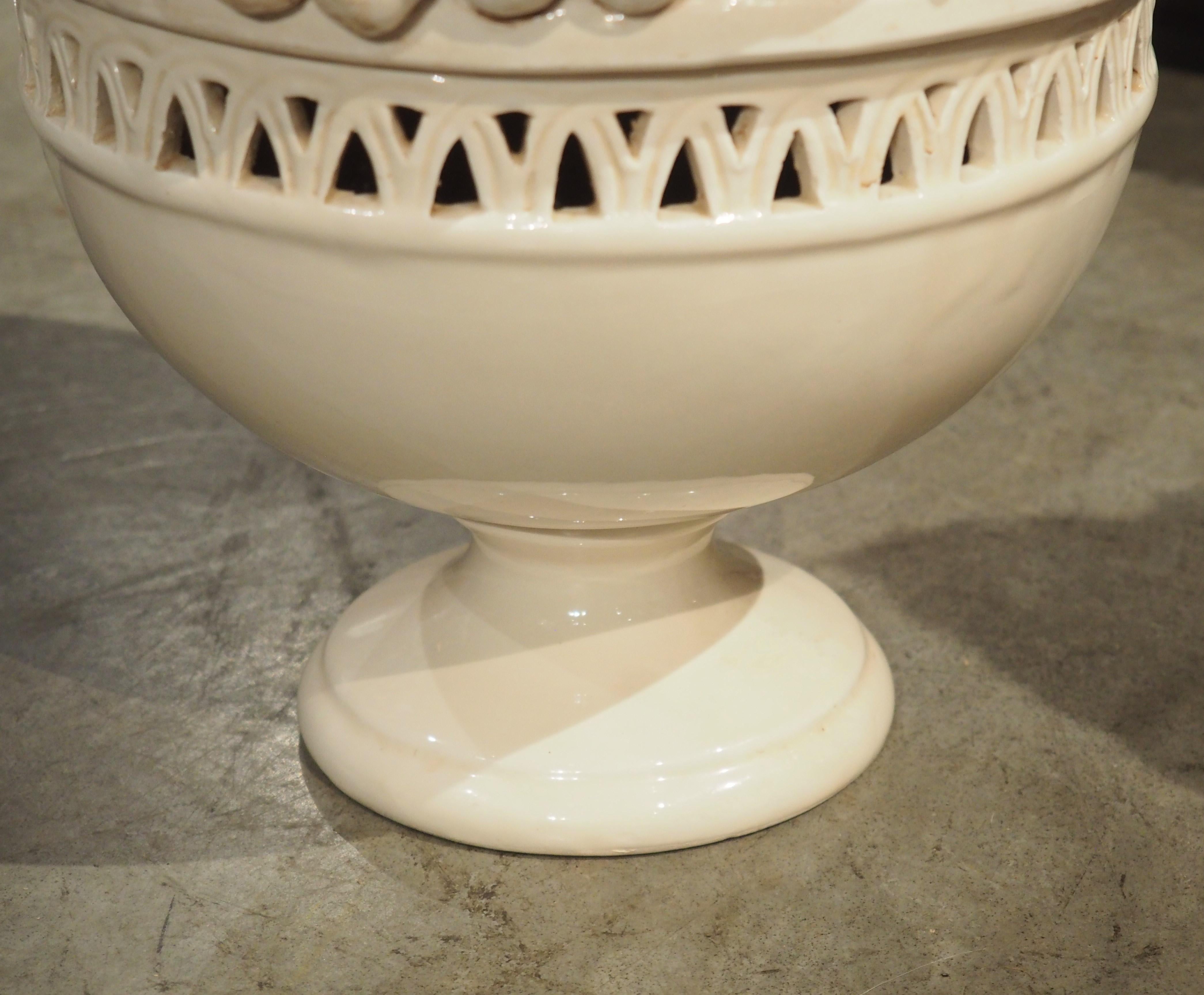 Pareja de fruteros italianos Creamware de 2 piezas Topiary en venta 3