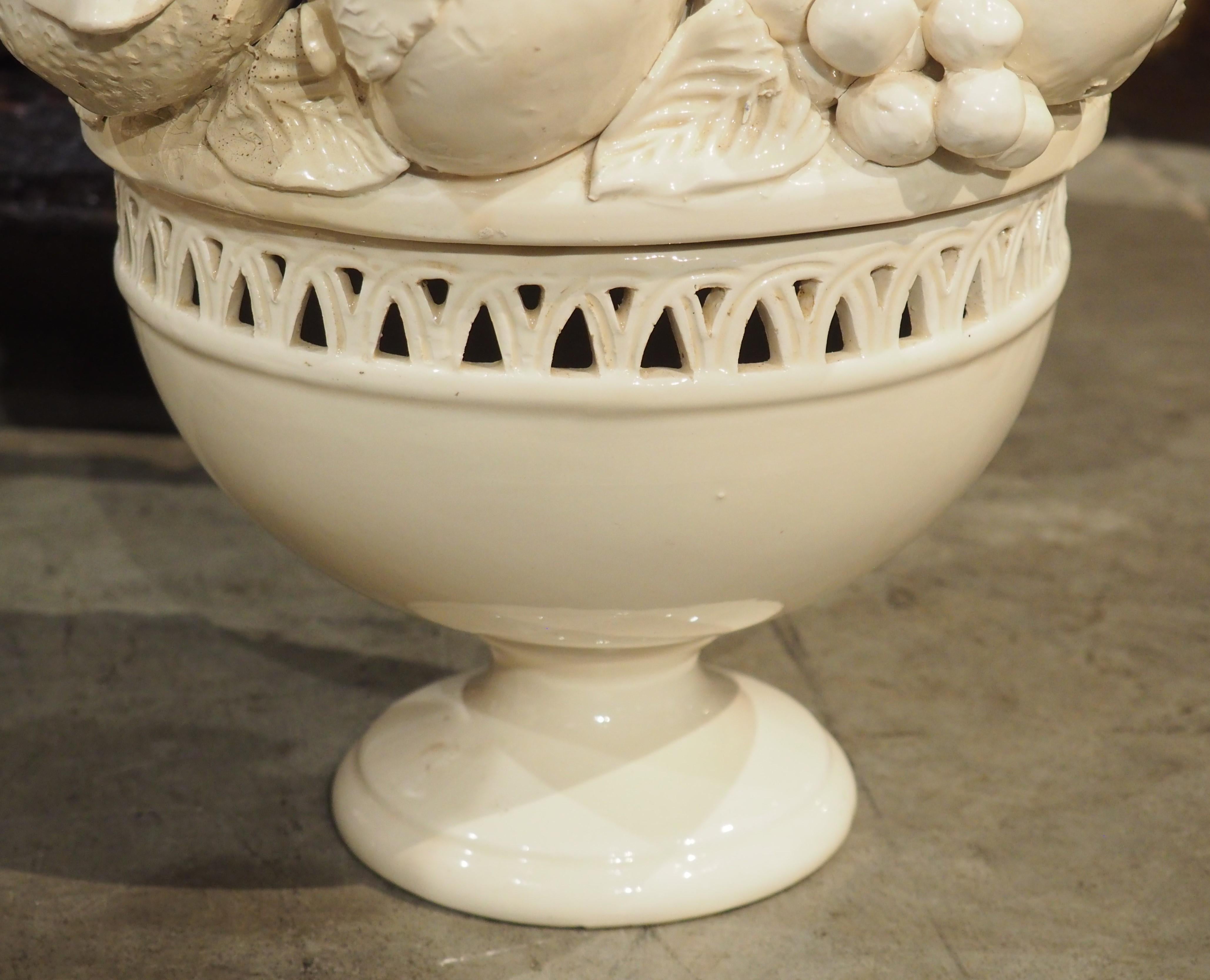 Pareja de fruteros italianos Creamware de 2 piezas Topiary en venta 4