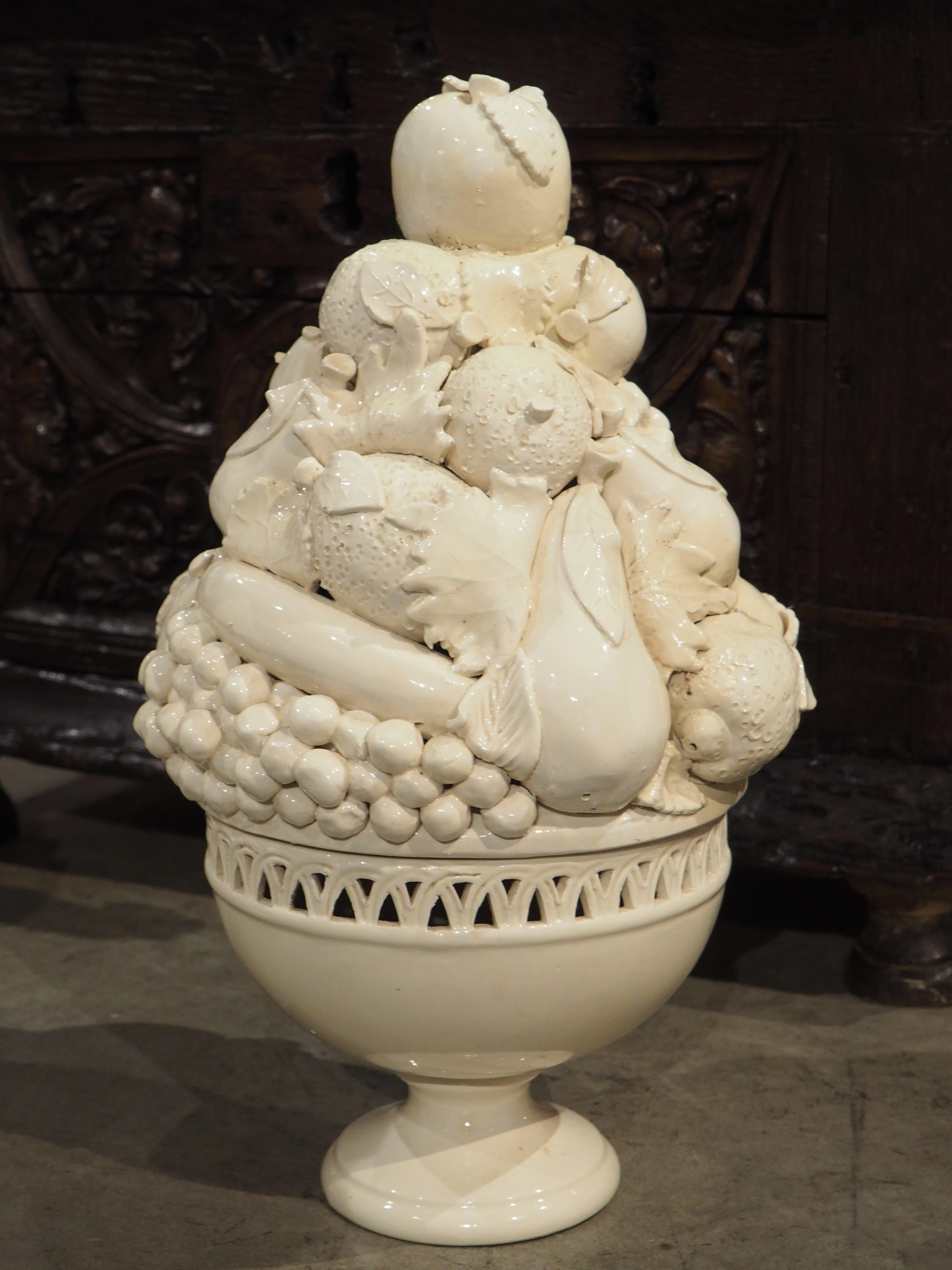 Pareja de fruteros italianos Creamware de 2 piezas Topiary en venta 9