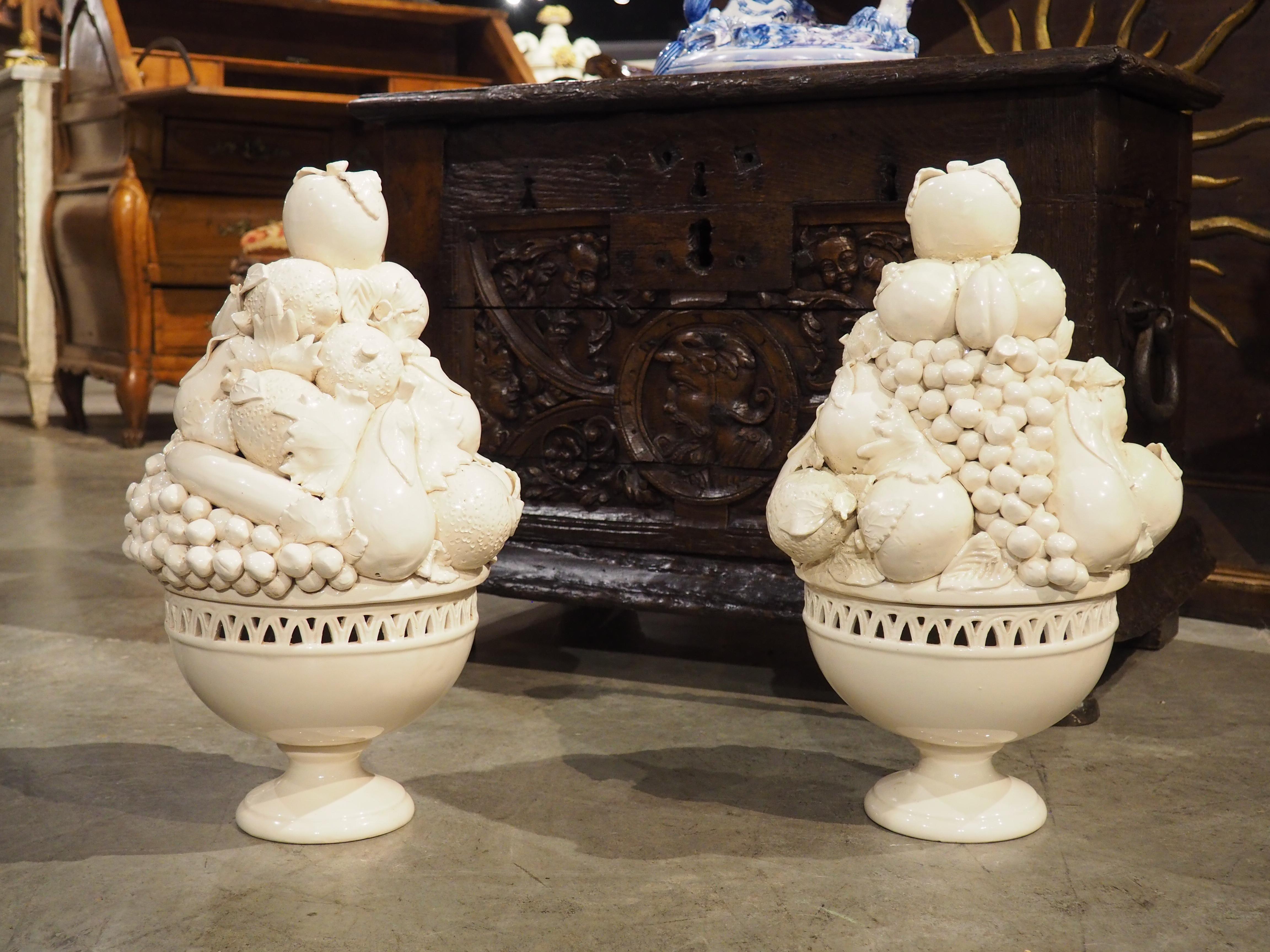 Pareja de fruteros italianos Creamware de 2 piezas Topiary Francés en venta