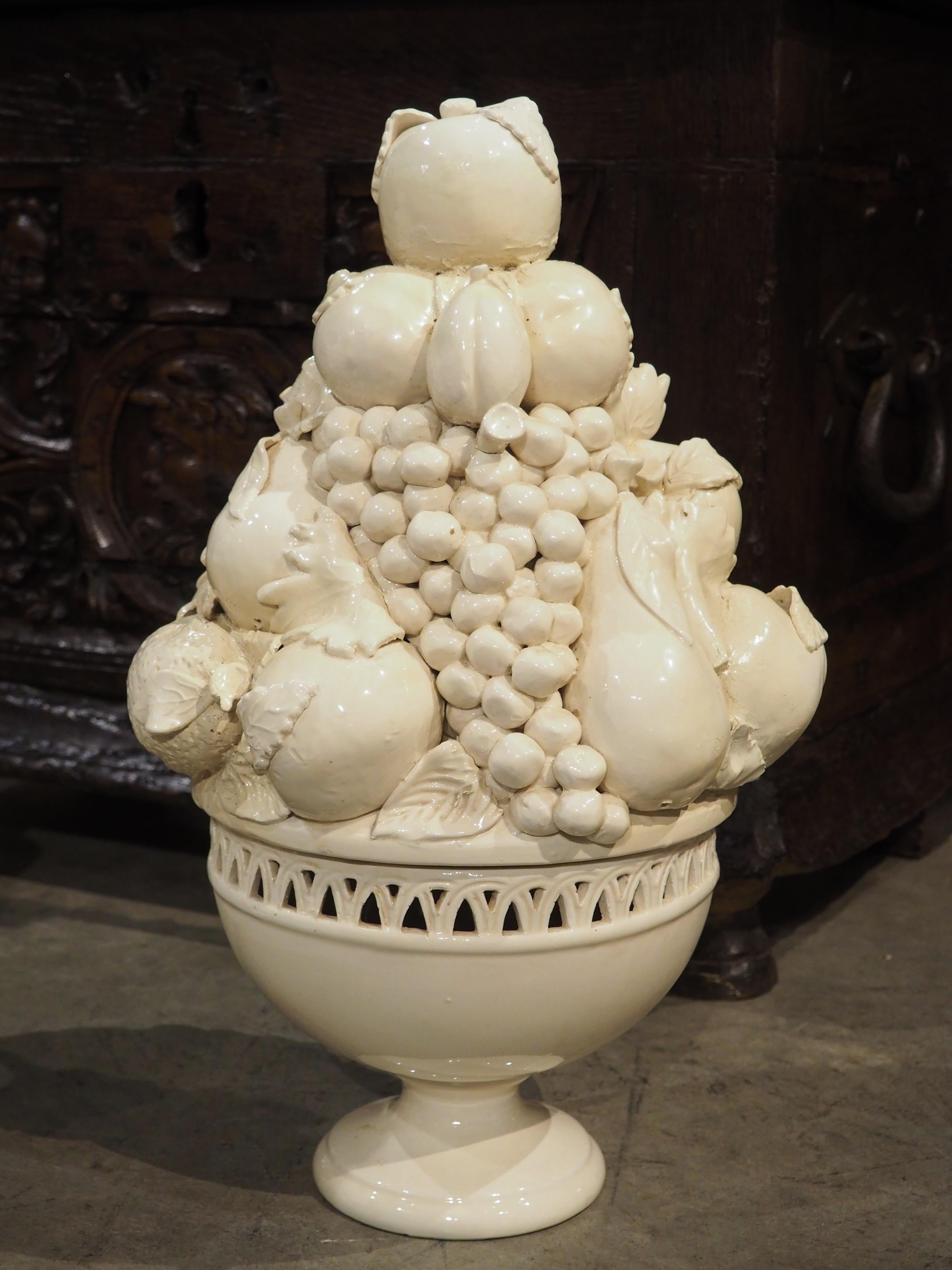 Pareja de fruteros italianos Creamware de 2 piezas Topiary en Bueno estado para la venta en Dallas, TX
