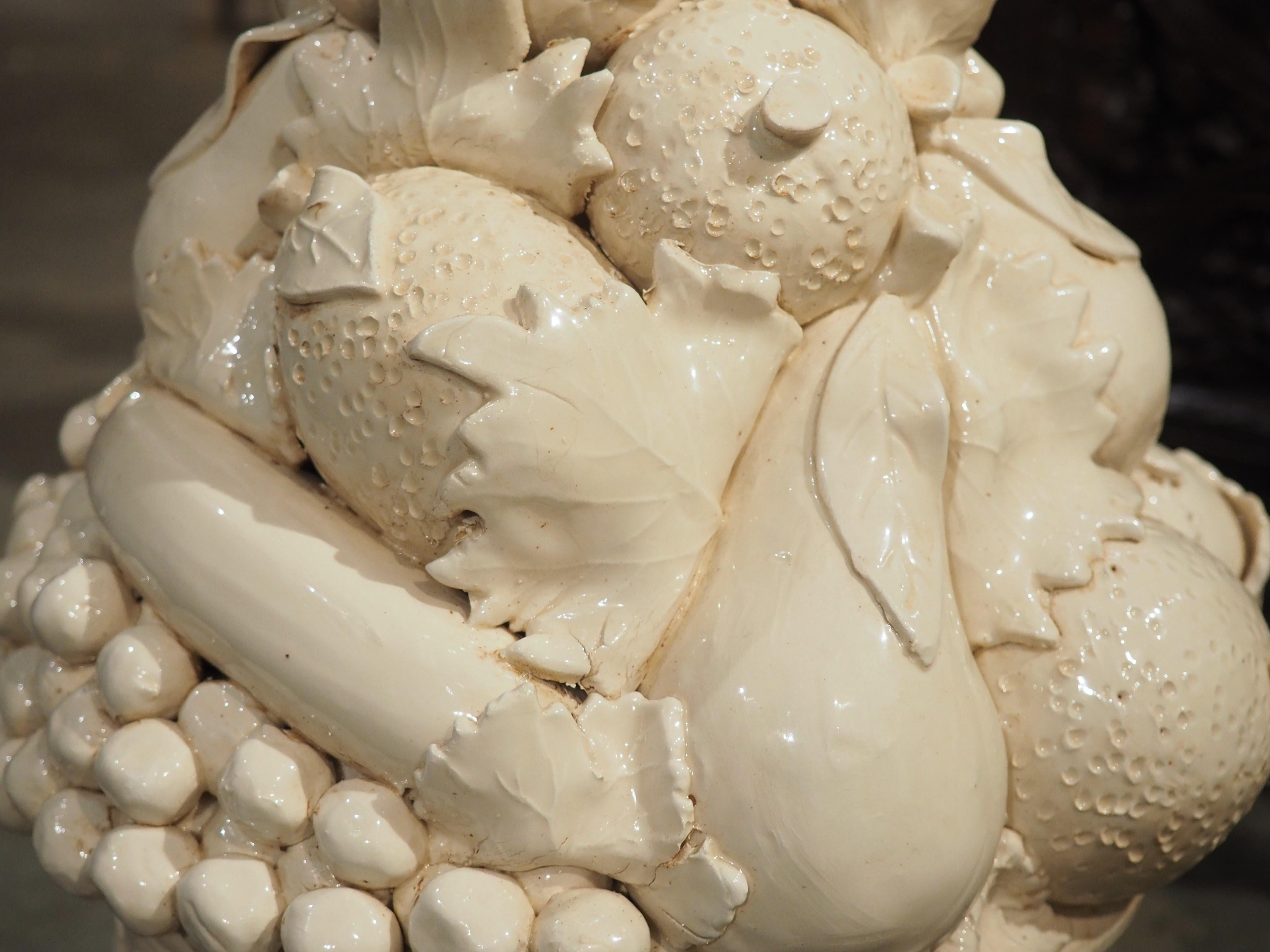 Pareja de fruteros italianos Creamware de 2 piezas Topiary siglo XX en venta