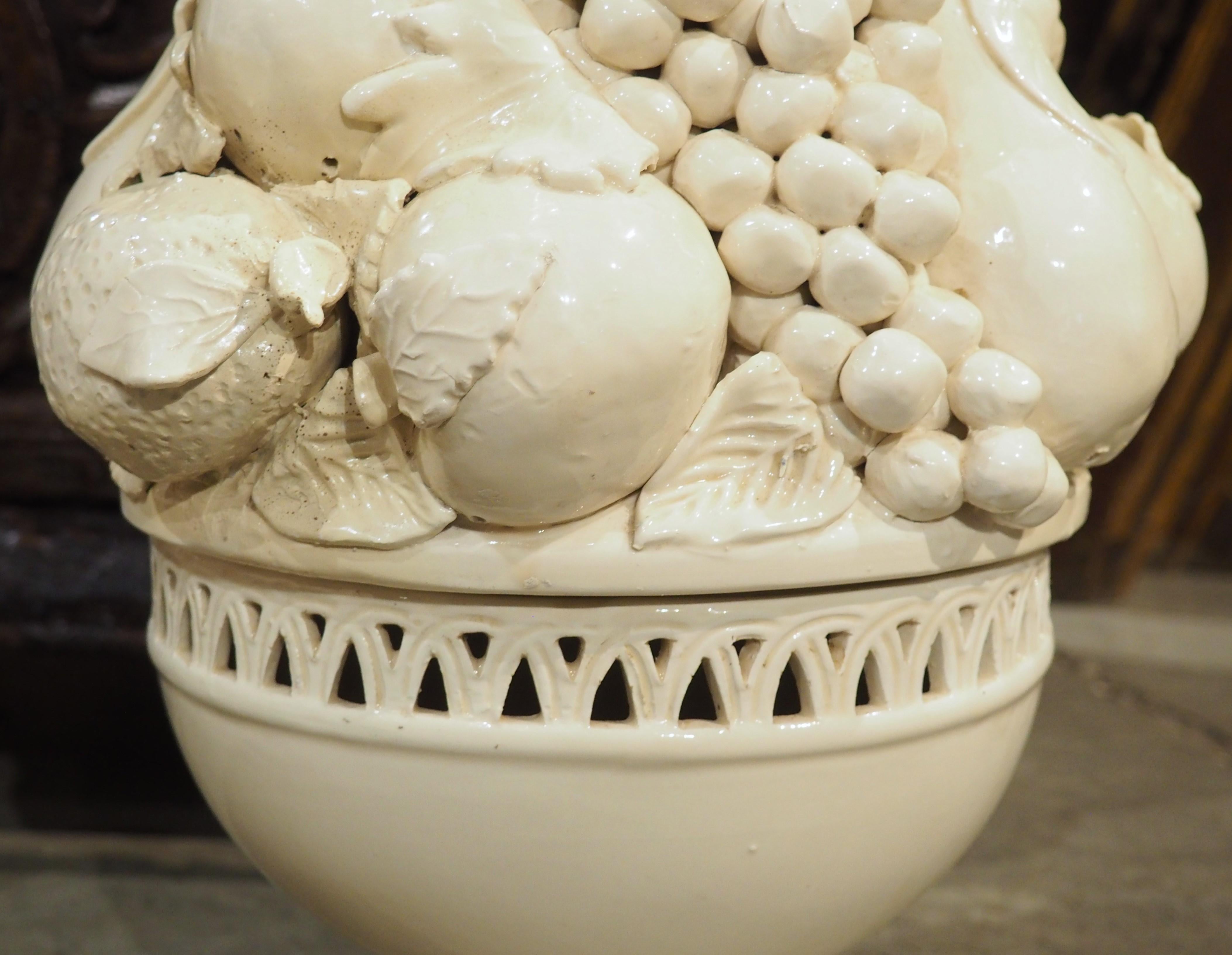 Pareja de fruteros italianos Creamware de 2 piezas Topiary en venta 1