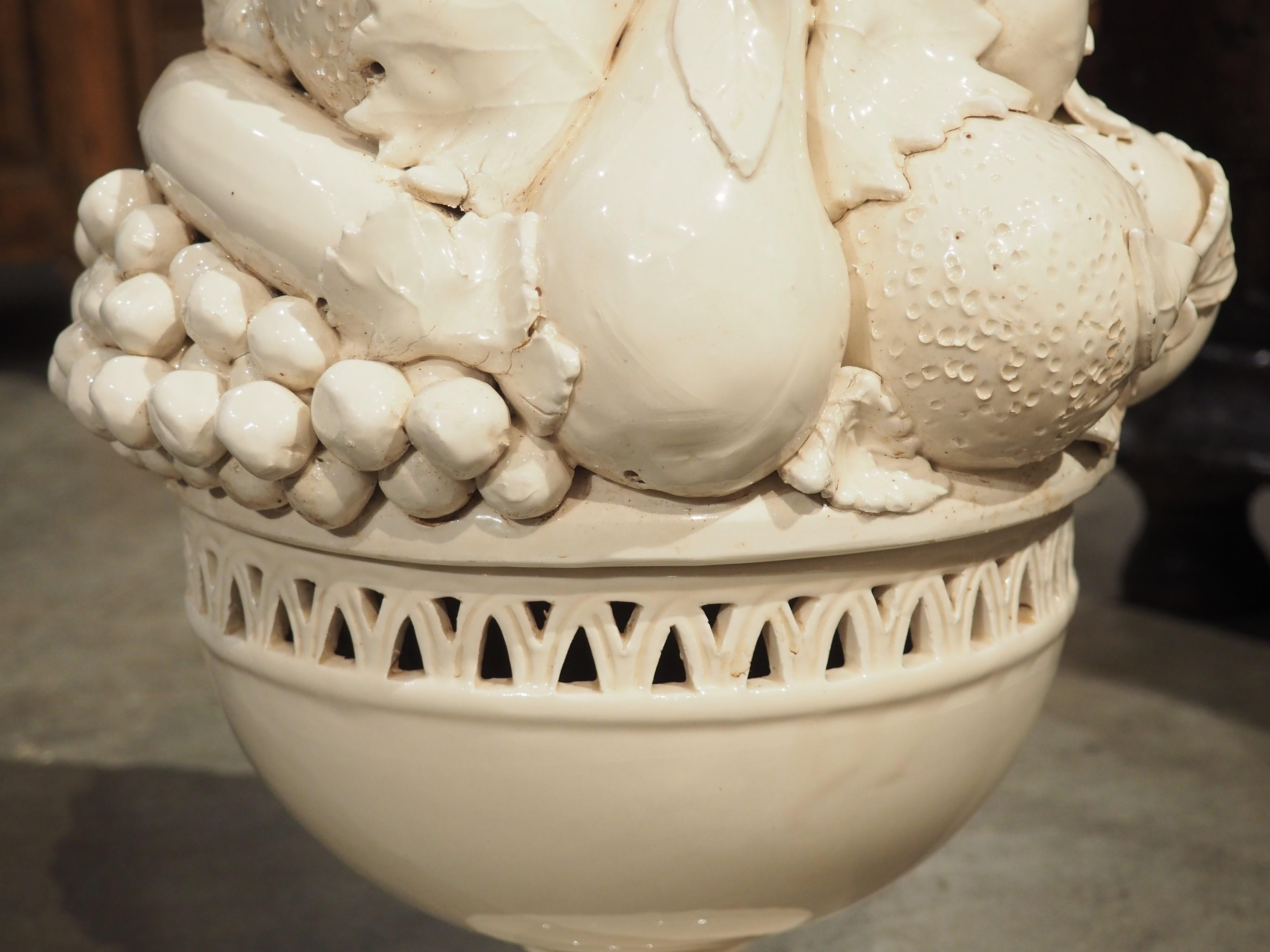 Pareja de fruteros italianos Creamware de 2 piezas Topiary en venta 2