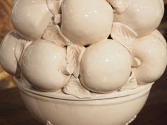 Coppia di topiari di mele in ceramica cremosa italiana, 20° secolo