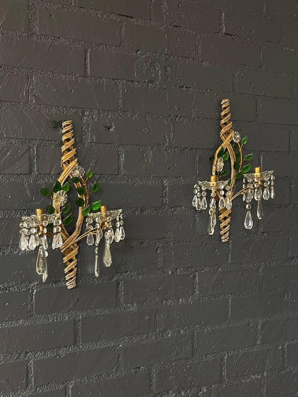 Neoclassico Coppia di applique in cristallo italiano con decorazioni floreali in vendita