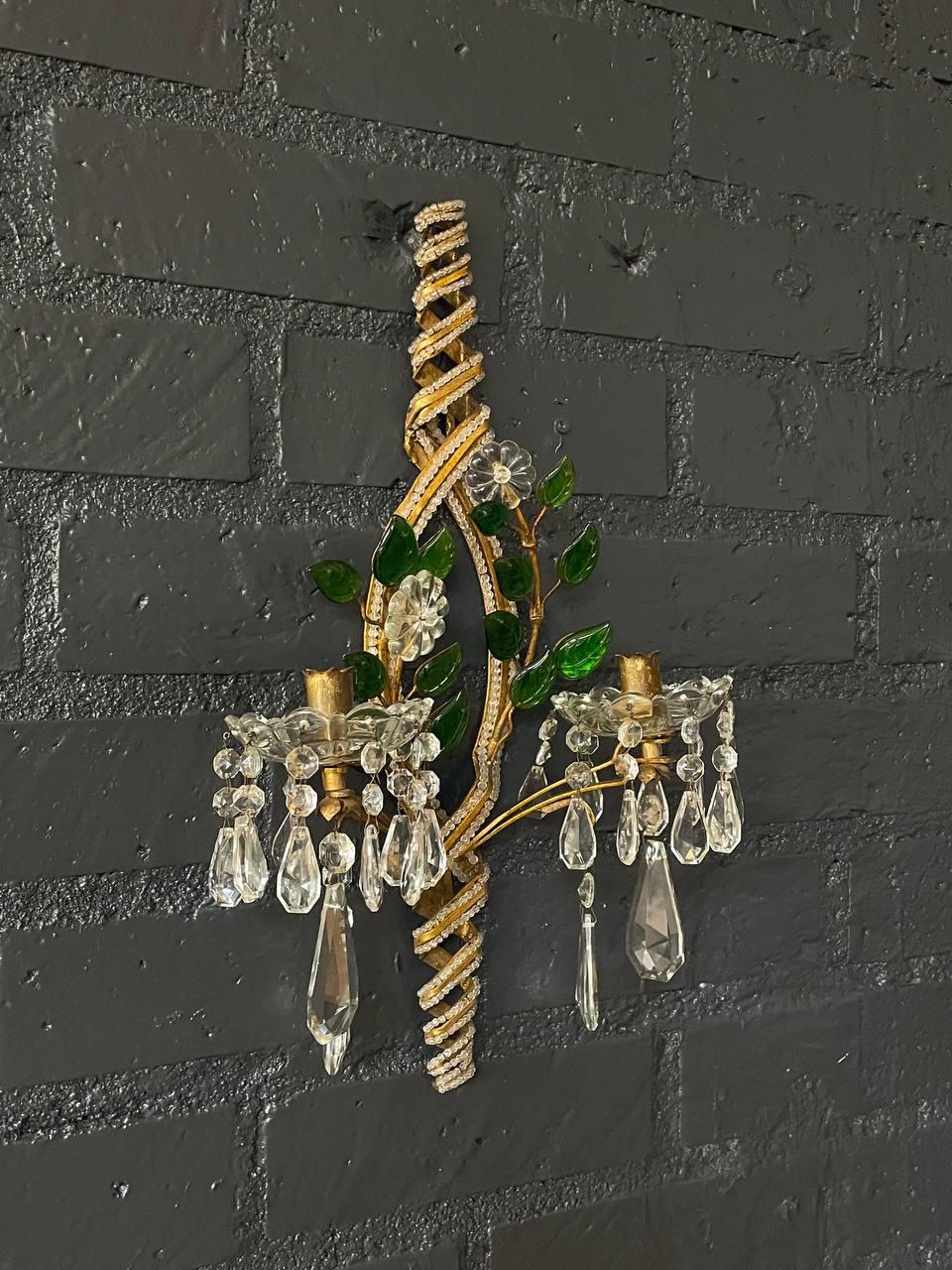 Italiano Coppia di applique in cristallo italiano con decorazioni floreali in vendita