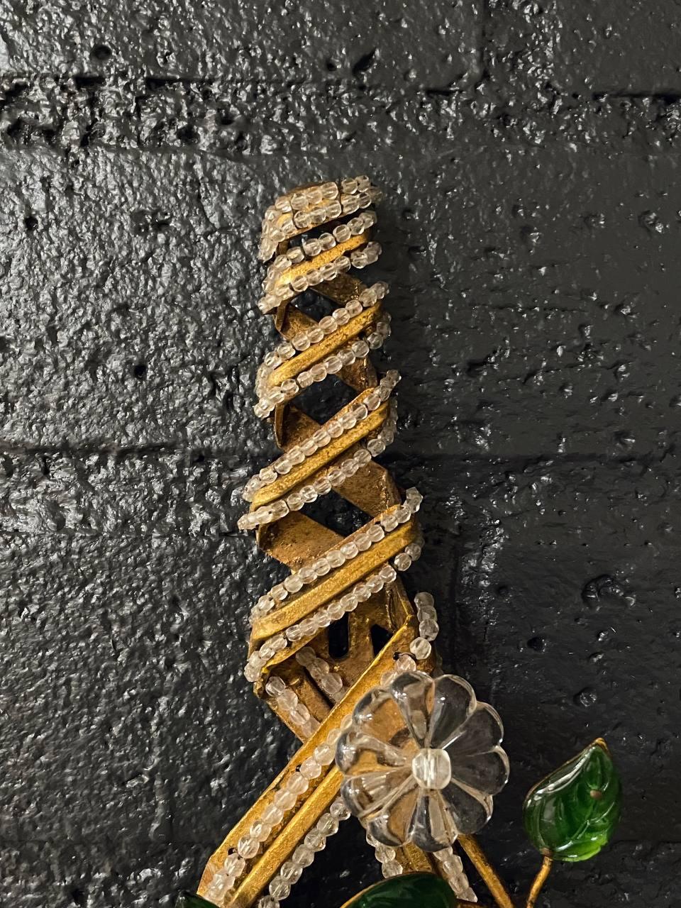 Metà XX secolo Coppia di applique in cristallo italiano con decorazioni floreali in vendita
