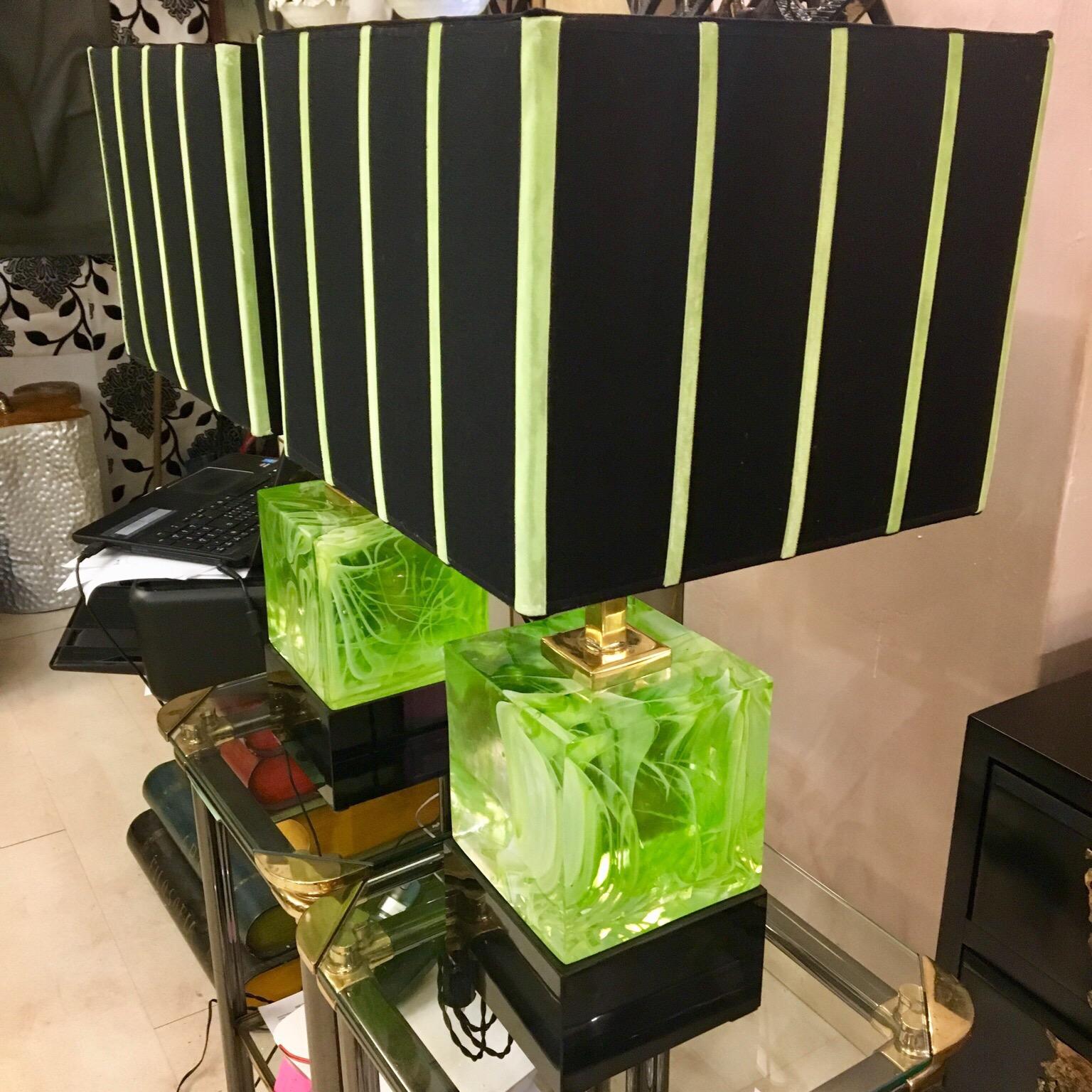 Pair of cubic acid green Murano glass lamps mixed effect, base in black plexiglass, cubic black lampshades with acid green velvet ribbon, brass structure. Measurements of the base lamp without lampshade cm 17 x 17 x 26.