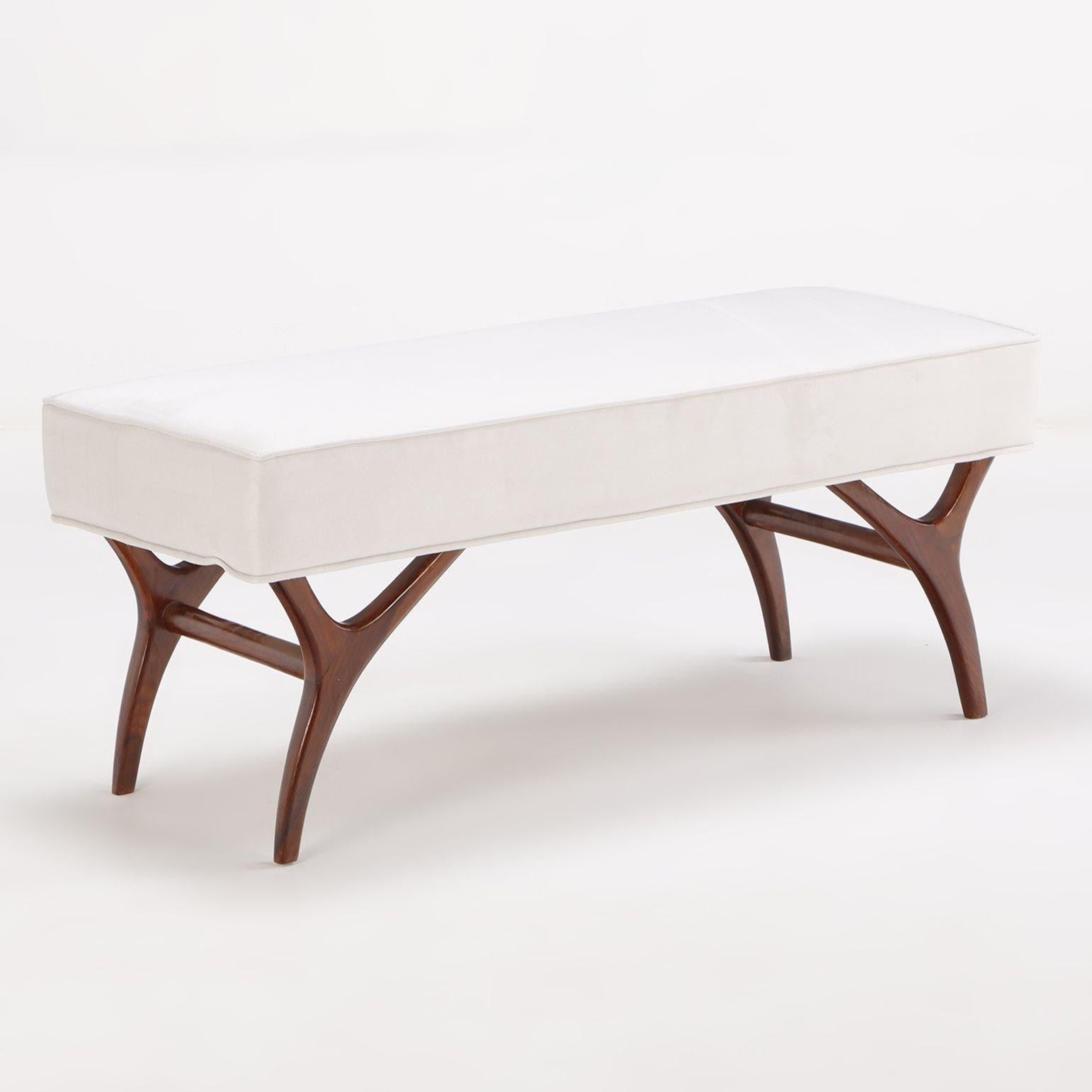 Une paire de bancs courbés italiens vintage fabriqués dans les années 1950, composés de pieds courbés en noyer et nouvellement tapissés de tissu blanc. Dans le style du célèbre designer Carlo di Carli.
Dimensions :
20 