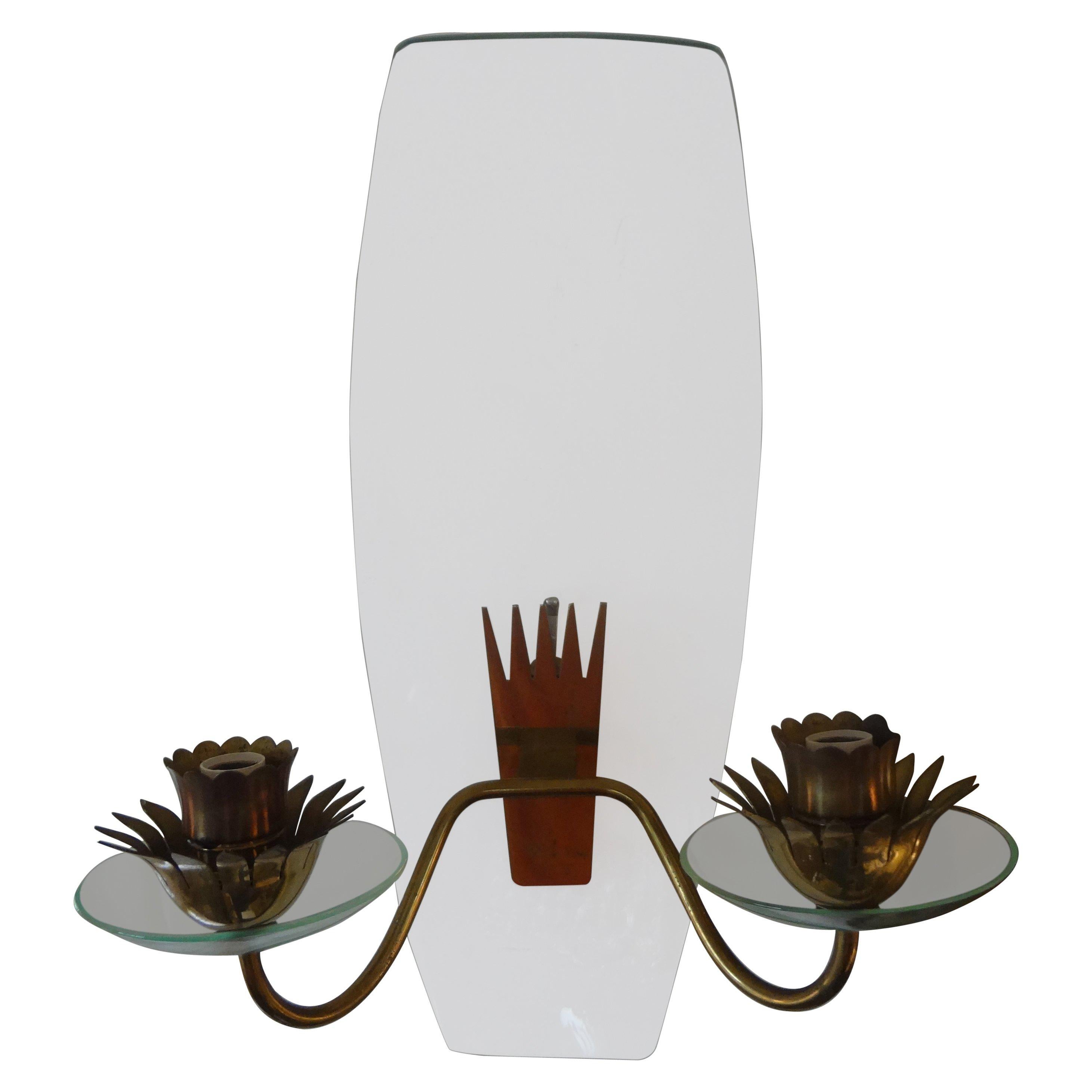 Stunning pair of Italian curved glass and bronze sconces attributed to Pietro Chiesa for Fontana Arte, circa 1940s.
This pair of Italian Mid-Century Modern sconces have been newly wired for the U.S. Market.