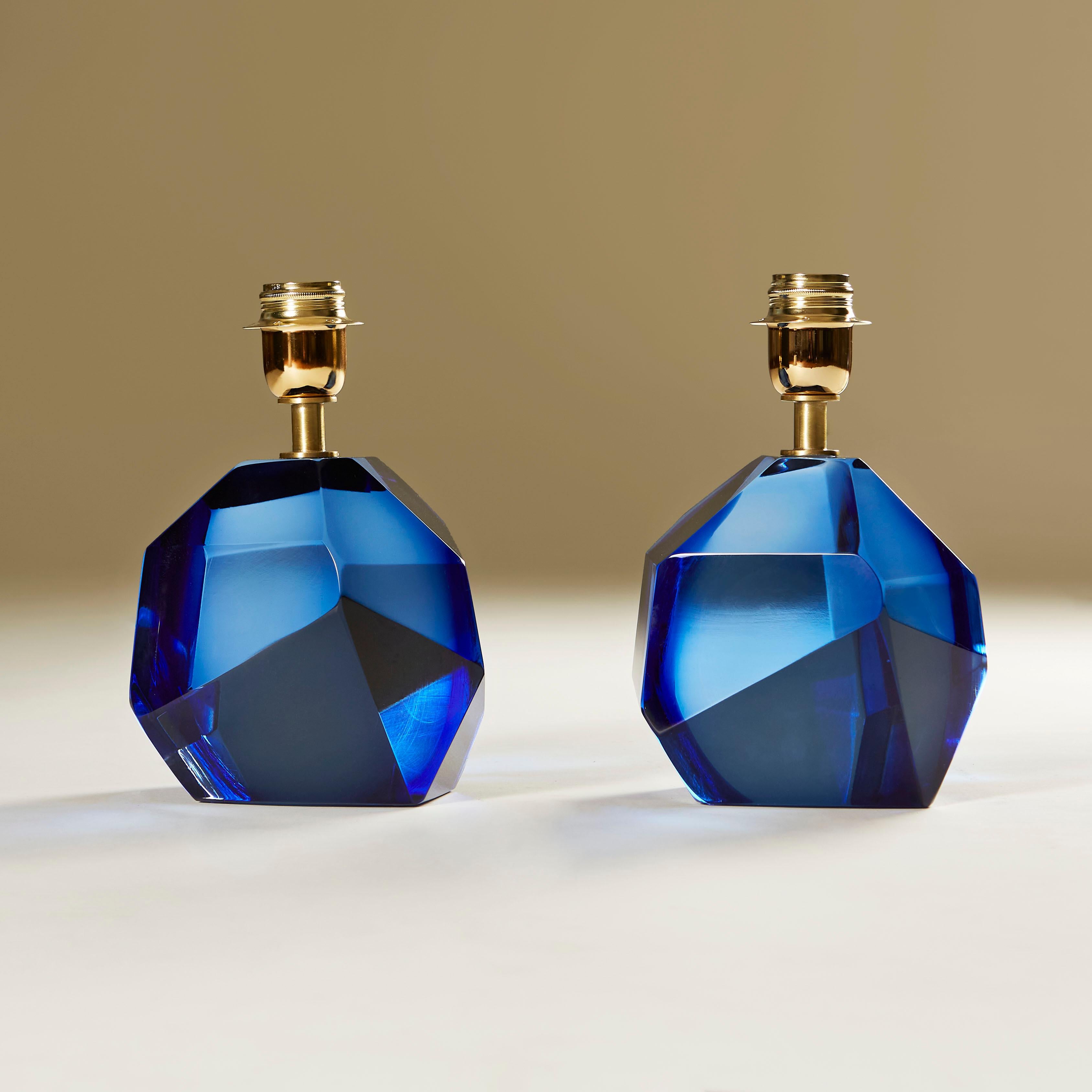 Coppia contemporanea di lampade da tavolo italiane di Murano in roccia blu egiziana in vendita 2
