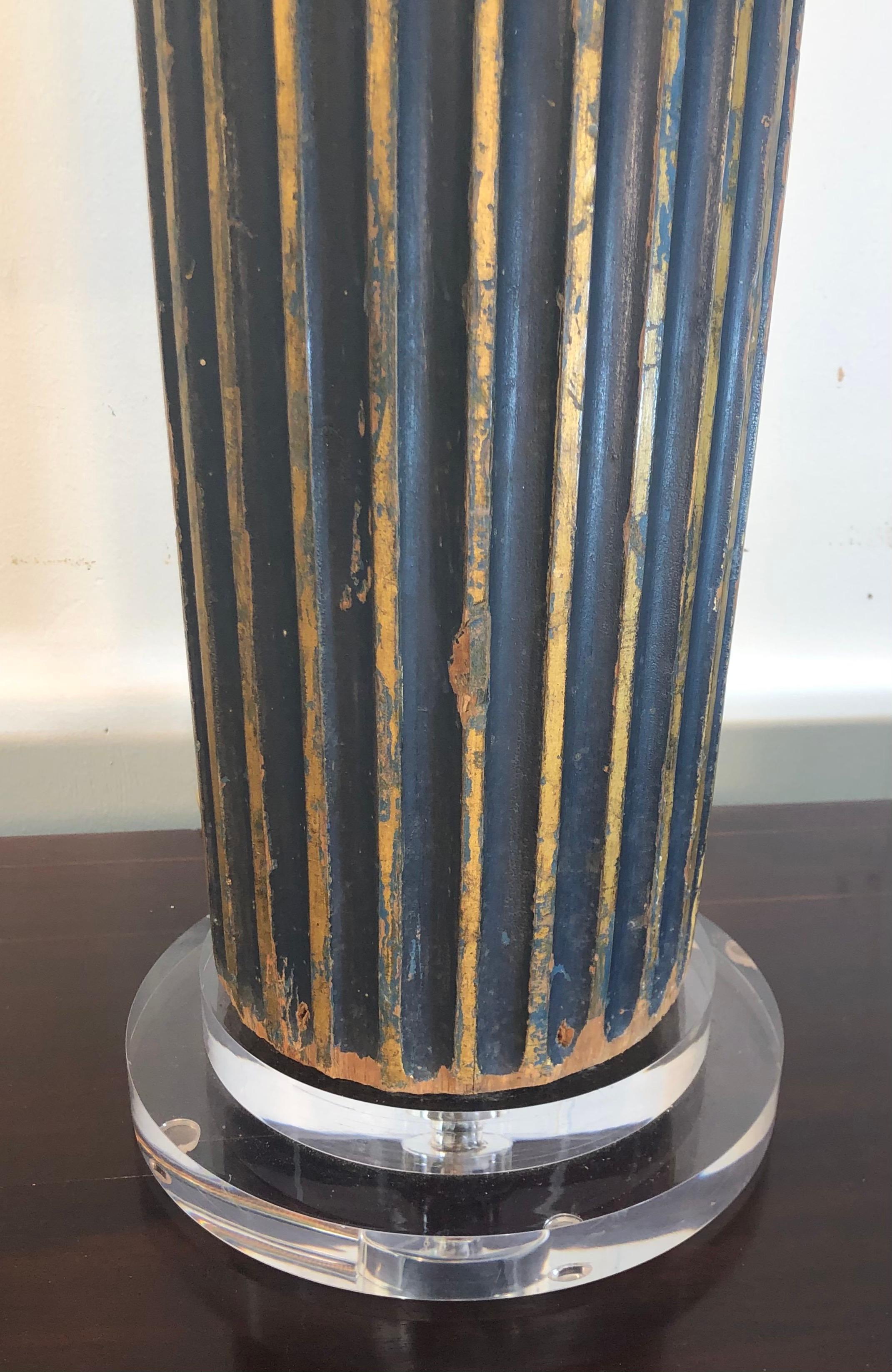 Pair of Italian Dark Verde Fluted Wood Column Lamps on Lucite, 18th Century In Good Condition For Sale In Charleston, SC