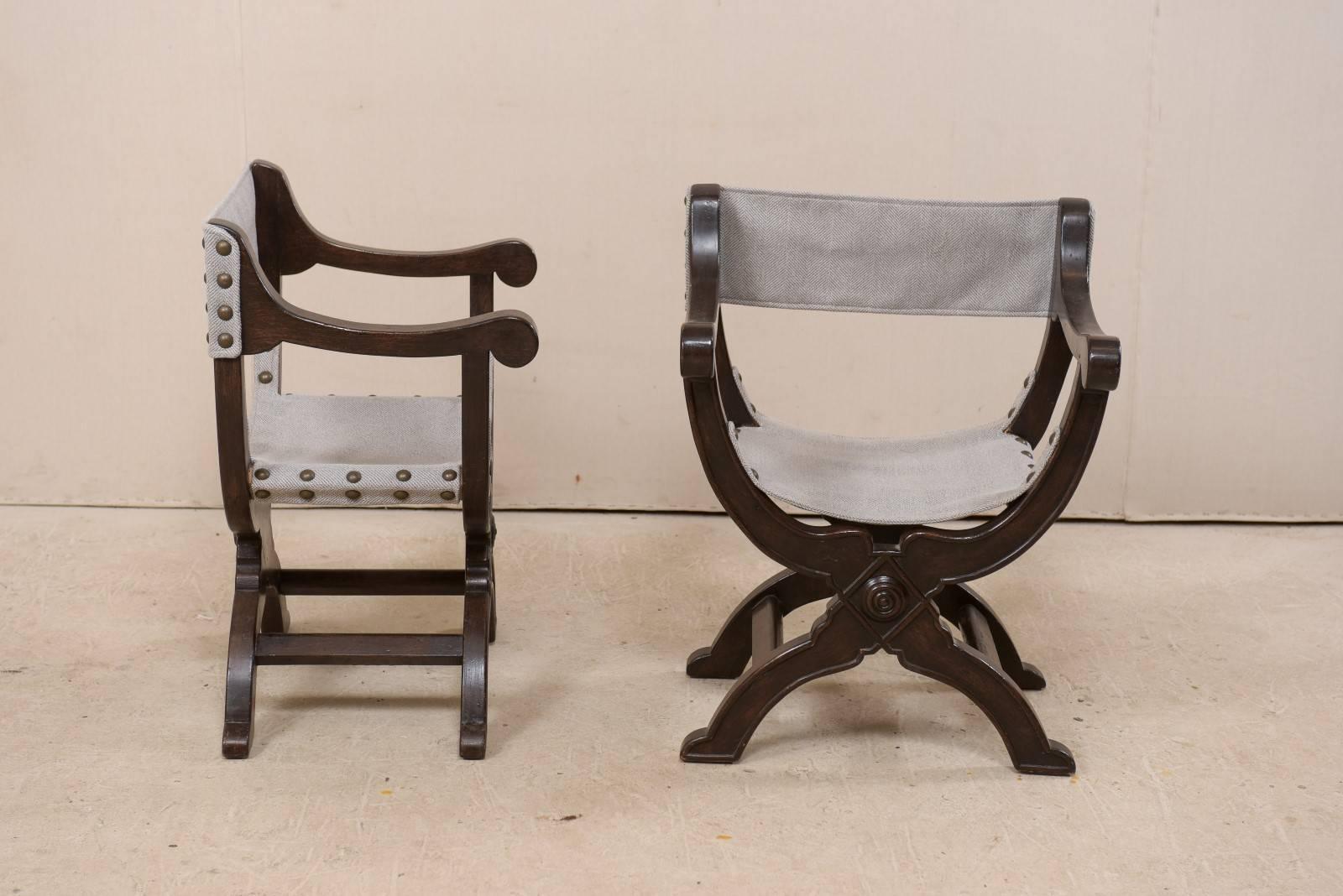 Paire de chaises italiennes en bois foncé de style Dante avec cadres arrondis en X 4