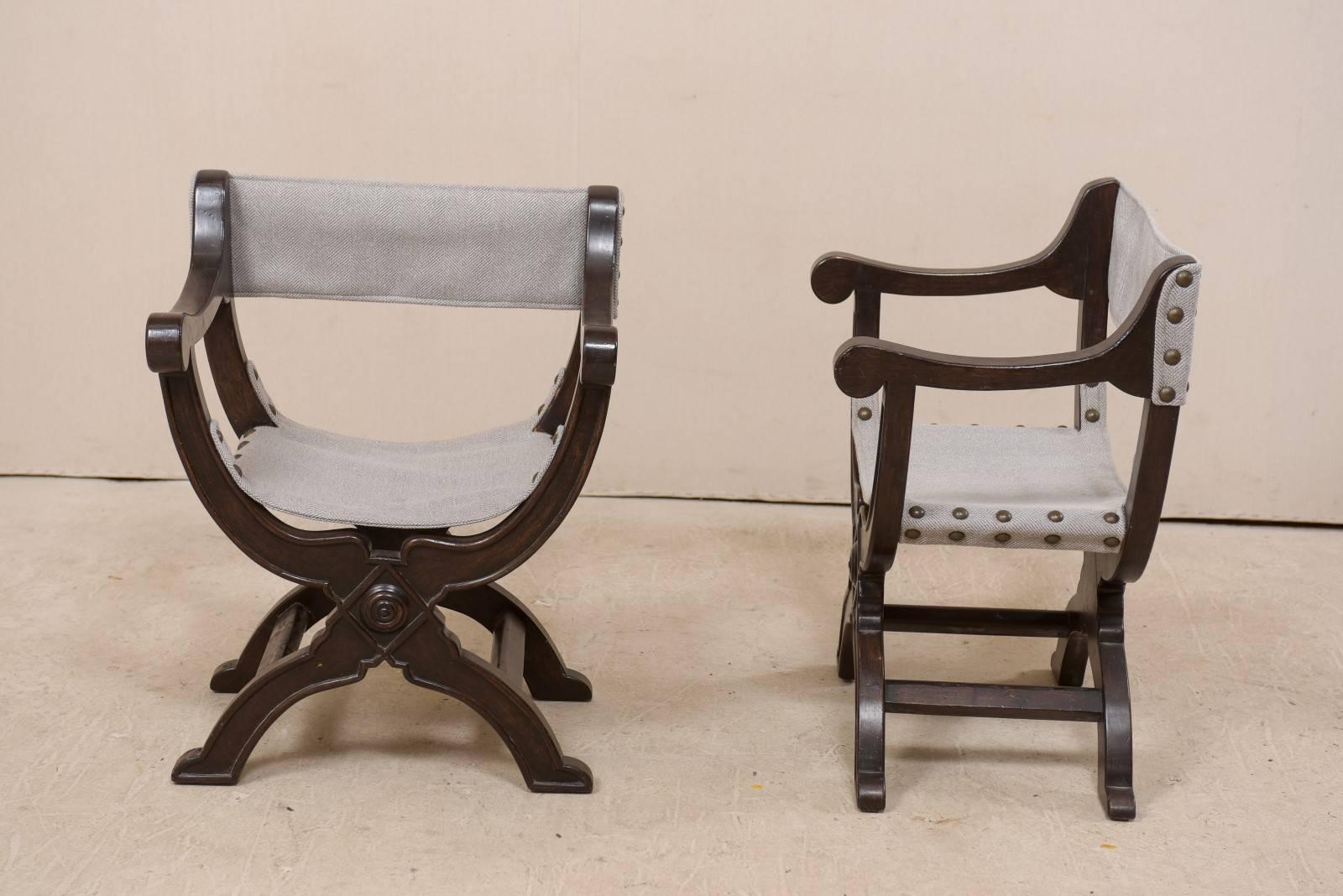 20ième siècle Paire de chaises italiennes en bois foncé de style Dante avec cadres arrondis en X