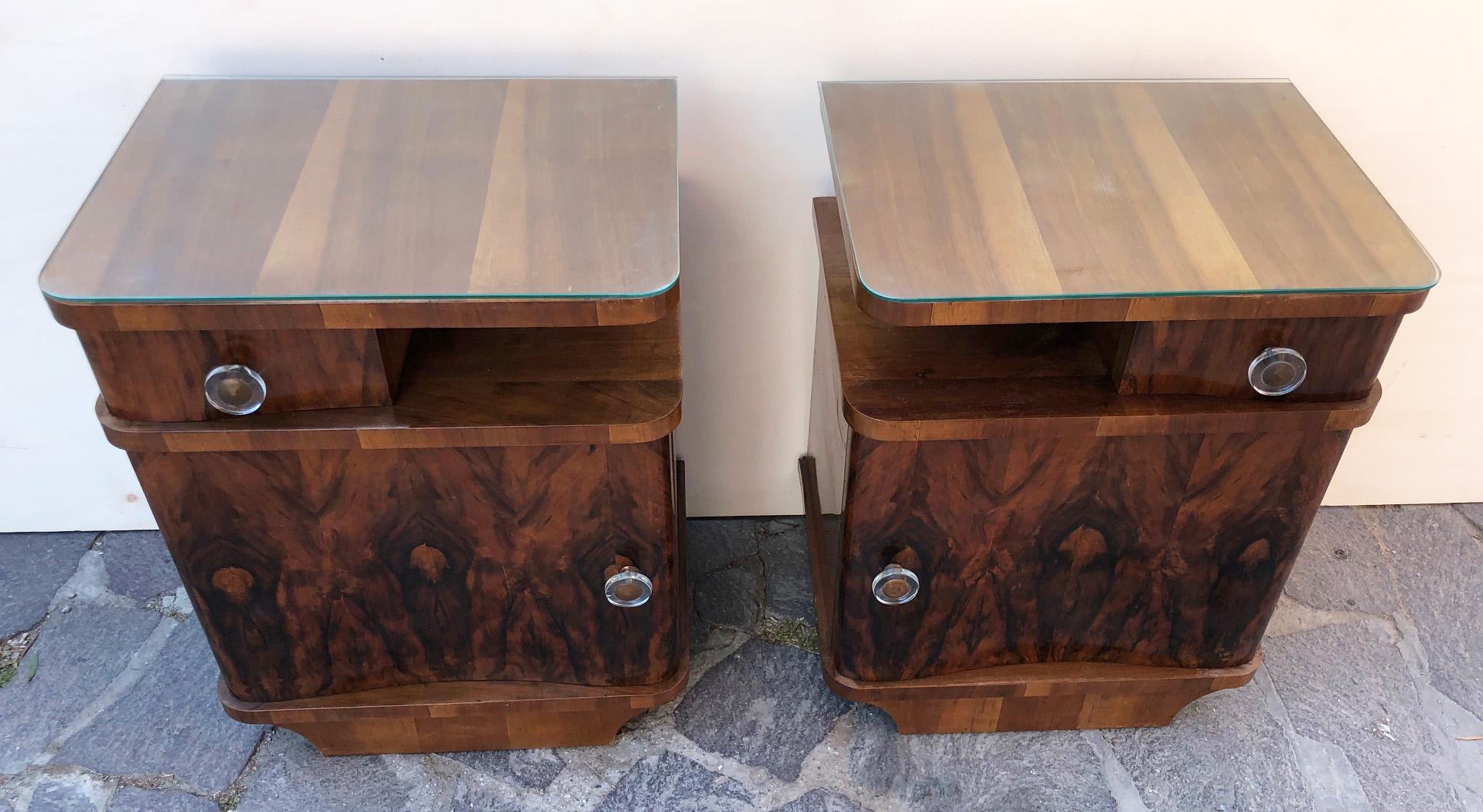 Pair of Italian Decò nightstands in walnut from 1960 with glass, right and left. 

Special design.