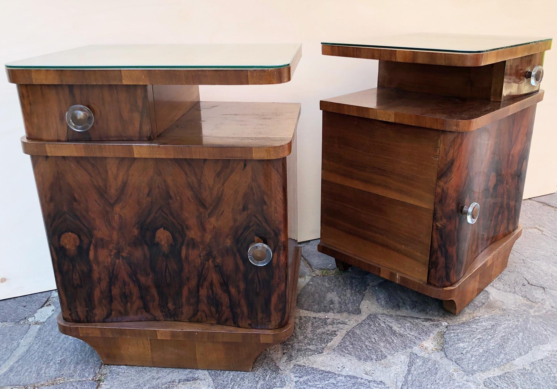 Pair of Italian Decò Nightstands Walnut 1960 with Glass, Right and Left, Design In Good Condition In Buggiano, IT