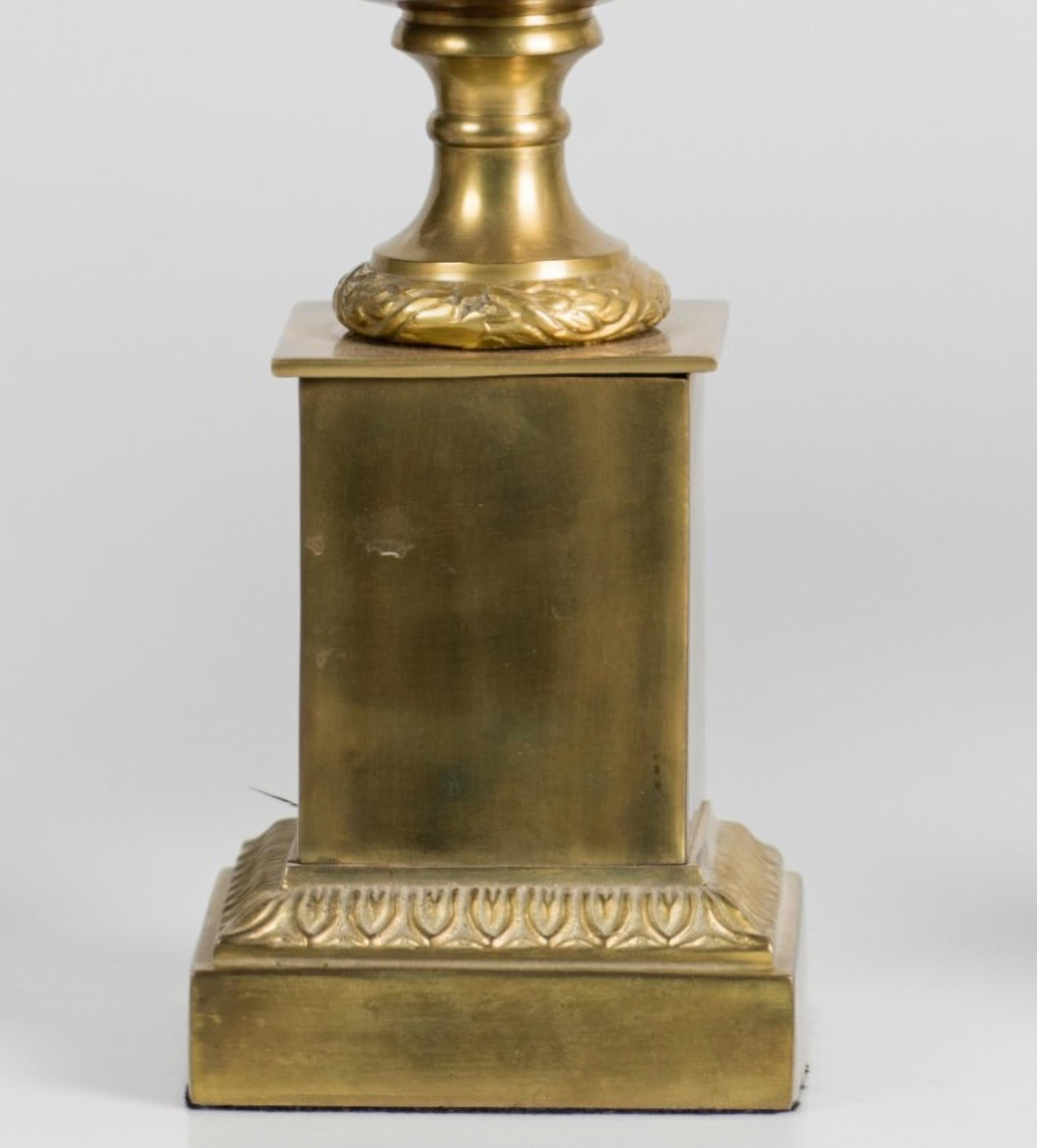 Paire de coupes décoratives italiennes du 20ème siècle
de métal doré et marbré.
avec couvercle garni d'ananas.
Dimensions : 35 cm chacun
Bon état