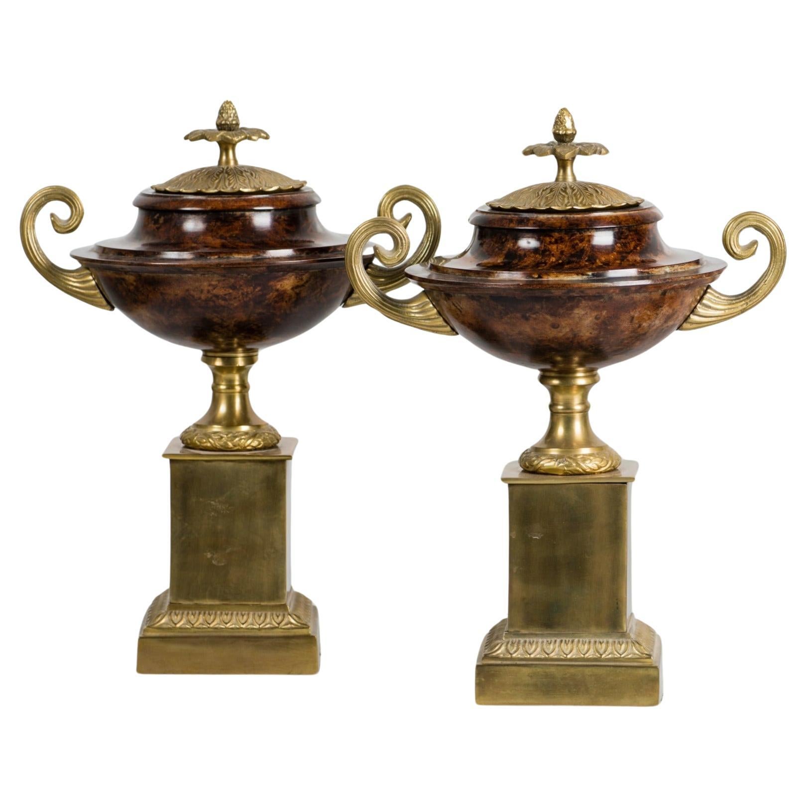 Paar italienische dekorative Tassen aus dem 20. Jahrhundert