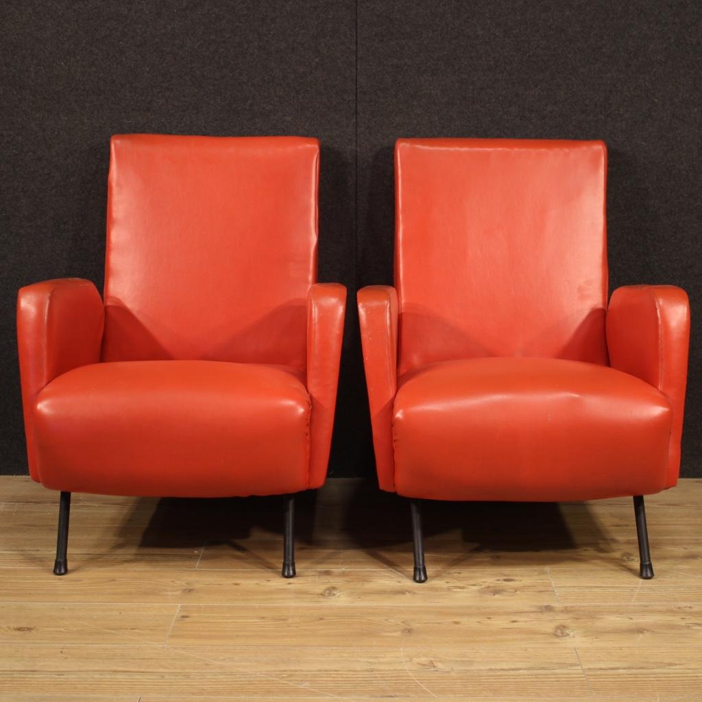 Pair of armchairs of Italian design from the 1970s. Furniture of beautiful line and pleasant decor covered in sky con feet metal. Armchairs for living room or study, for interior decorators and amateurs of Italian design furniture. The sky