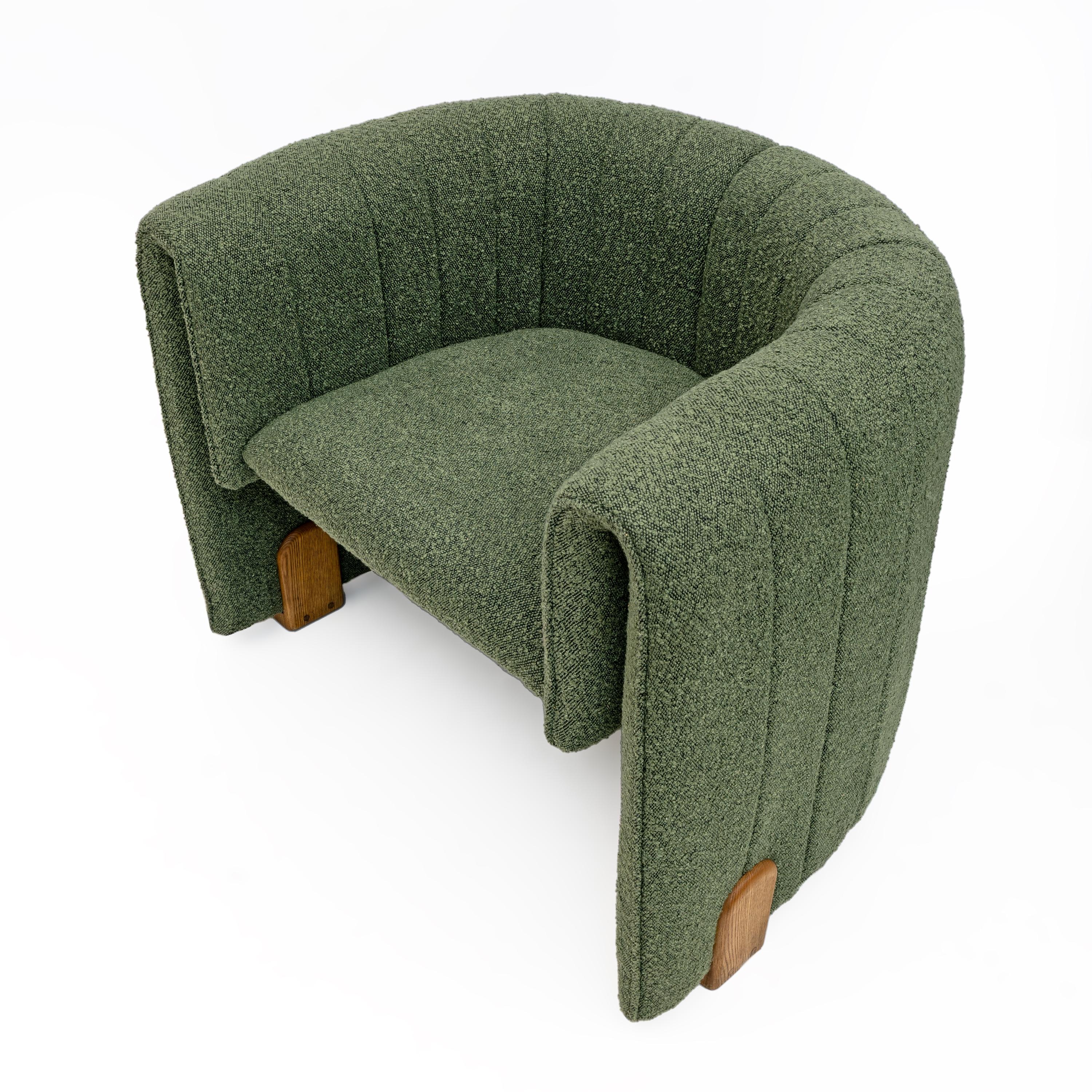 Pair of Italian Design Bouclè Armchairs In condizioni ottime in vendita a Puglia, Puglia