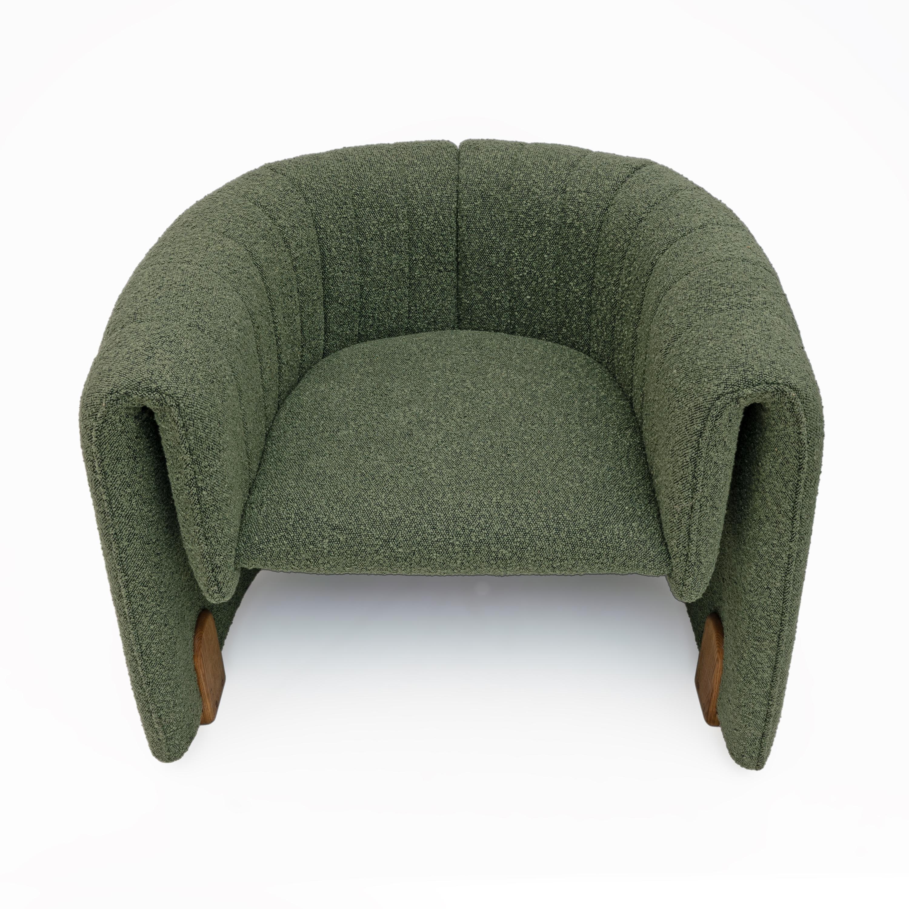 Periodo contemporaneo Pair of Italian Design Bouclè Armchairs in vendita