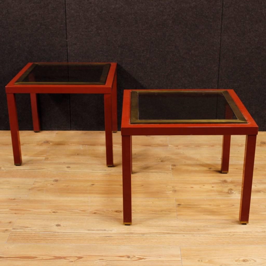 Pair of Italian coffee tables from the second half of the 20th century. Italian design furniture in enamelled and gilded metal of beautiful line and pleasant decor. Coffee tables for living room with built-in glass top, of good measure and service.