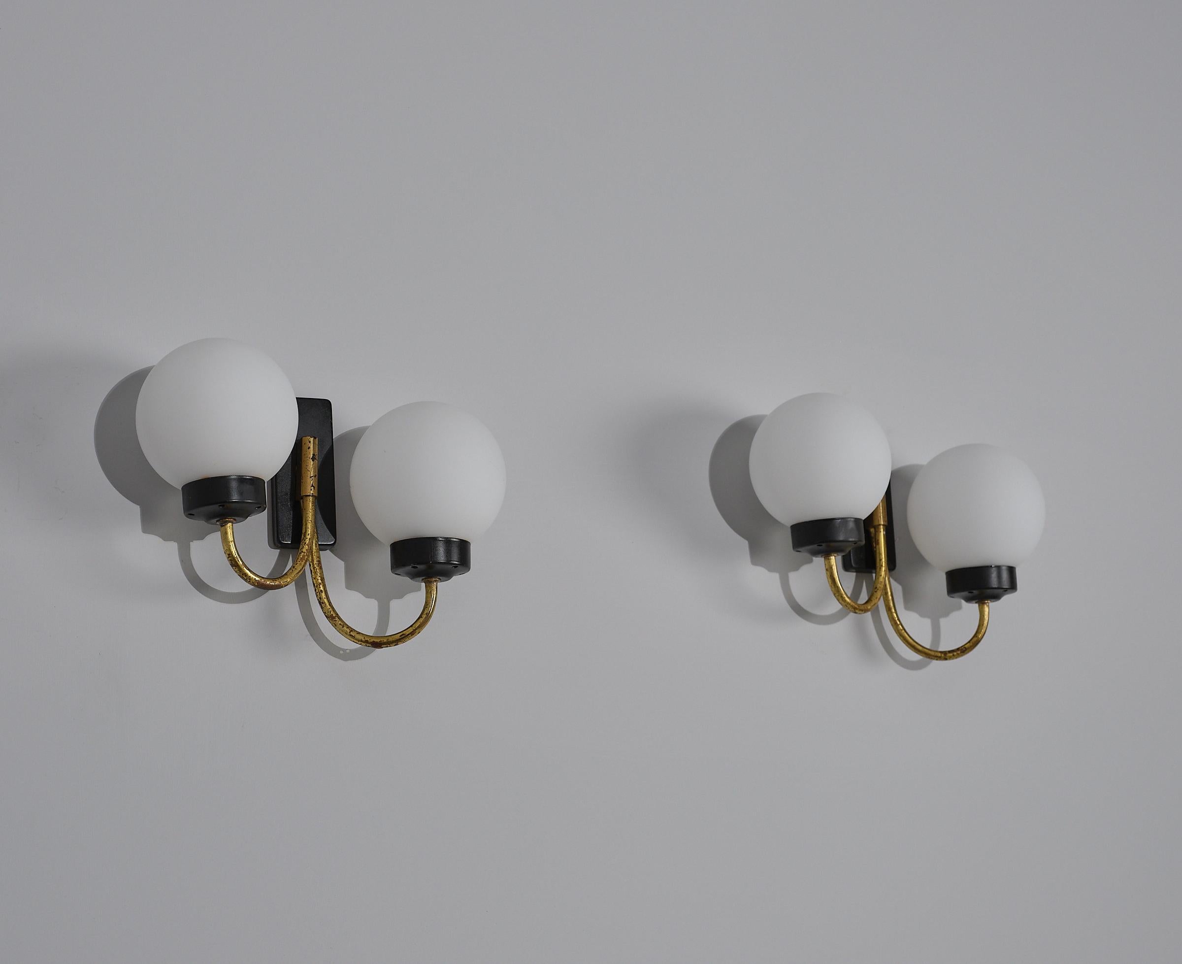 Mid-20th Century Pair of Italian Design Wall Sconces - 1950s Vintage, Brass and Black Metal For Sale