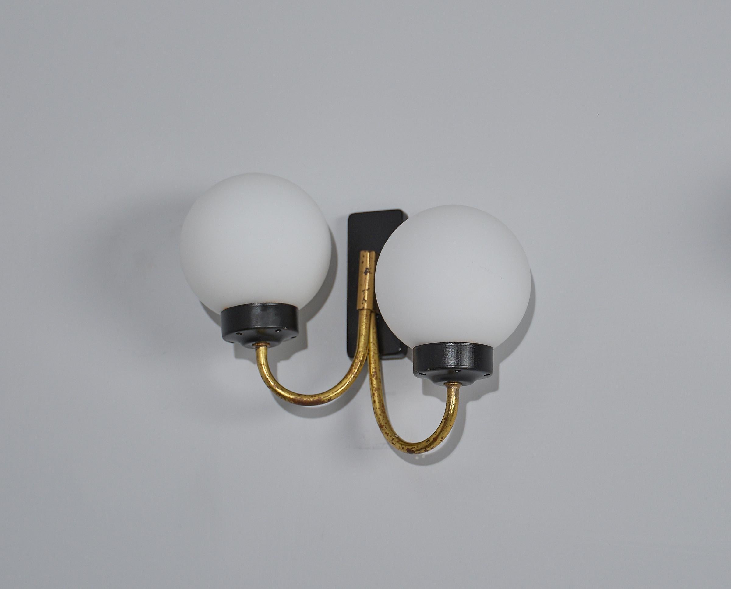 Pair of Italian Design Wall Sconces - 1950s Vintage, Brass and Black Metal For Sale 1