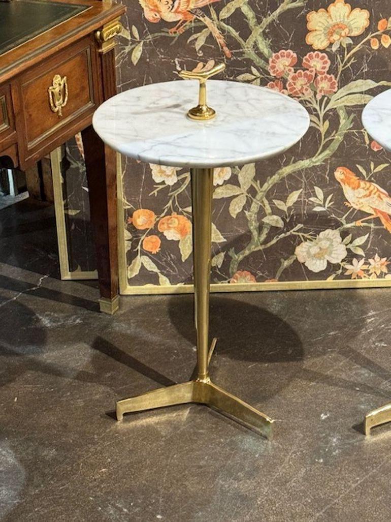 XXIe siècle et contemporain Paire de tables à boire italiennes en laiton et marbre de Carrare en vente