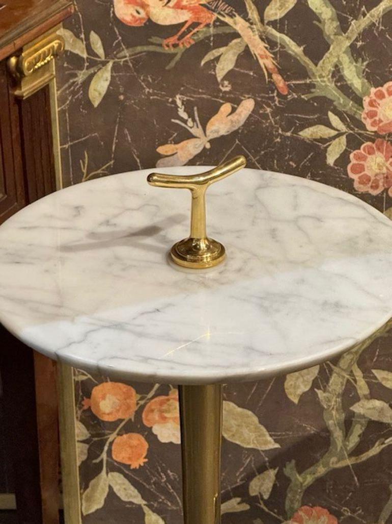 Laiton Paire de tables à boire italiennes en laiton et marbre de Carrare en vente