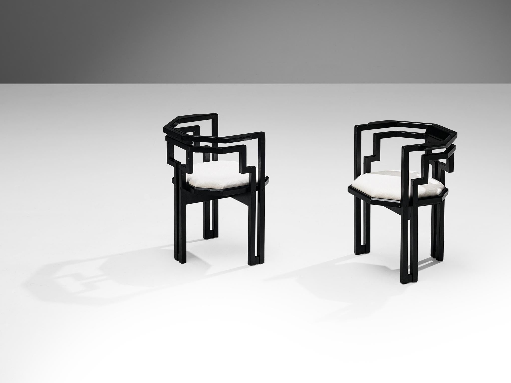 Pareja de sillas de comedor, roble lacado negro, tela blanca, Italia, años 70.

Excepcional pareja de sillas de comedor geométricas italianas. Estas sillas combinan un diseño escultural, sencillo pero de líneas y proporciones muy marcadas, con una
