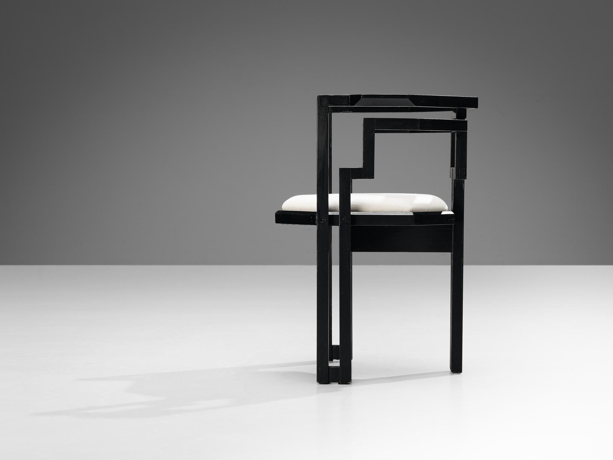 Pareja de Sillas de Comedor Italianas de Roble Lacado Negro y Tapicería Blanca Tela en venta